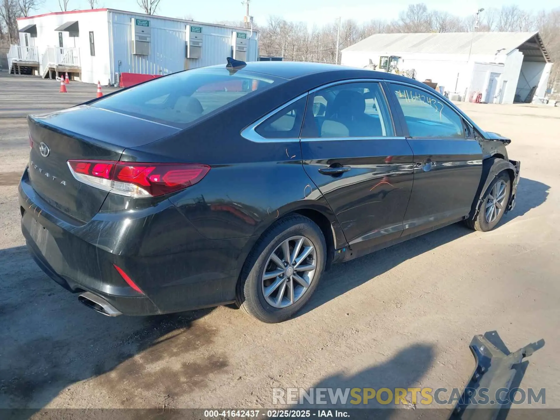 4 Photograph of a damaged car 5NPE24AF4KH741932 HYUNDAI SONATA 2019