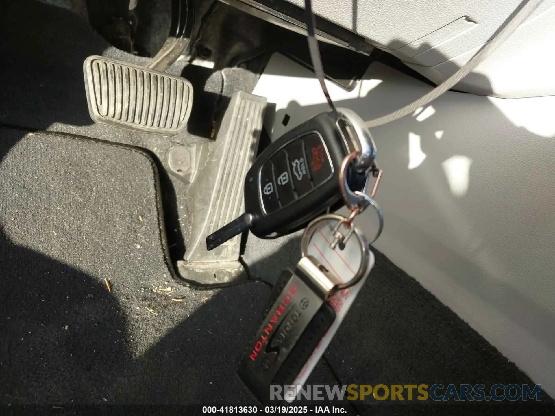 11 Photograph of a damaged car 5NPE24AF4KH743471 HYUNDAI SONATA 2019