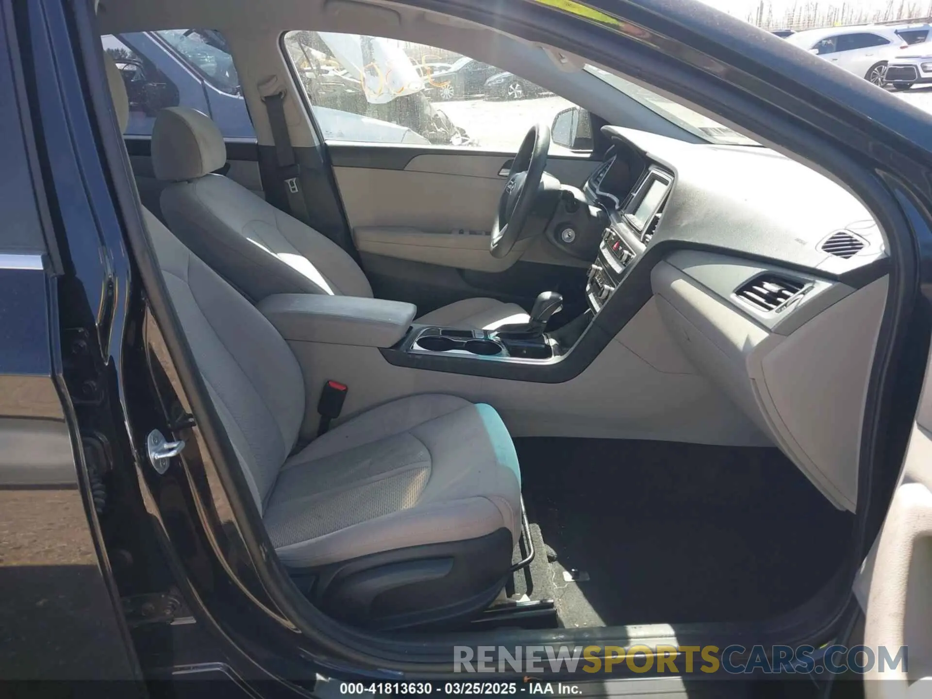 5 Photograph of a damaged car 5NPE24AF4KH743471 HYUNDAI SONATA 2019