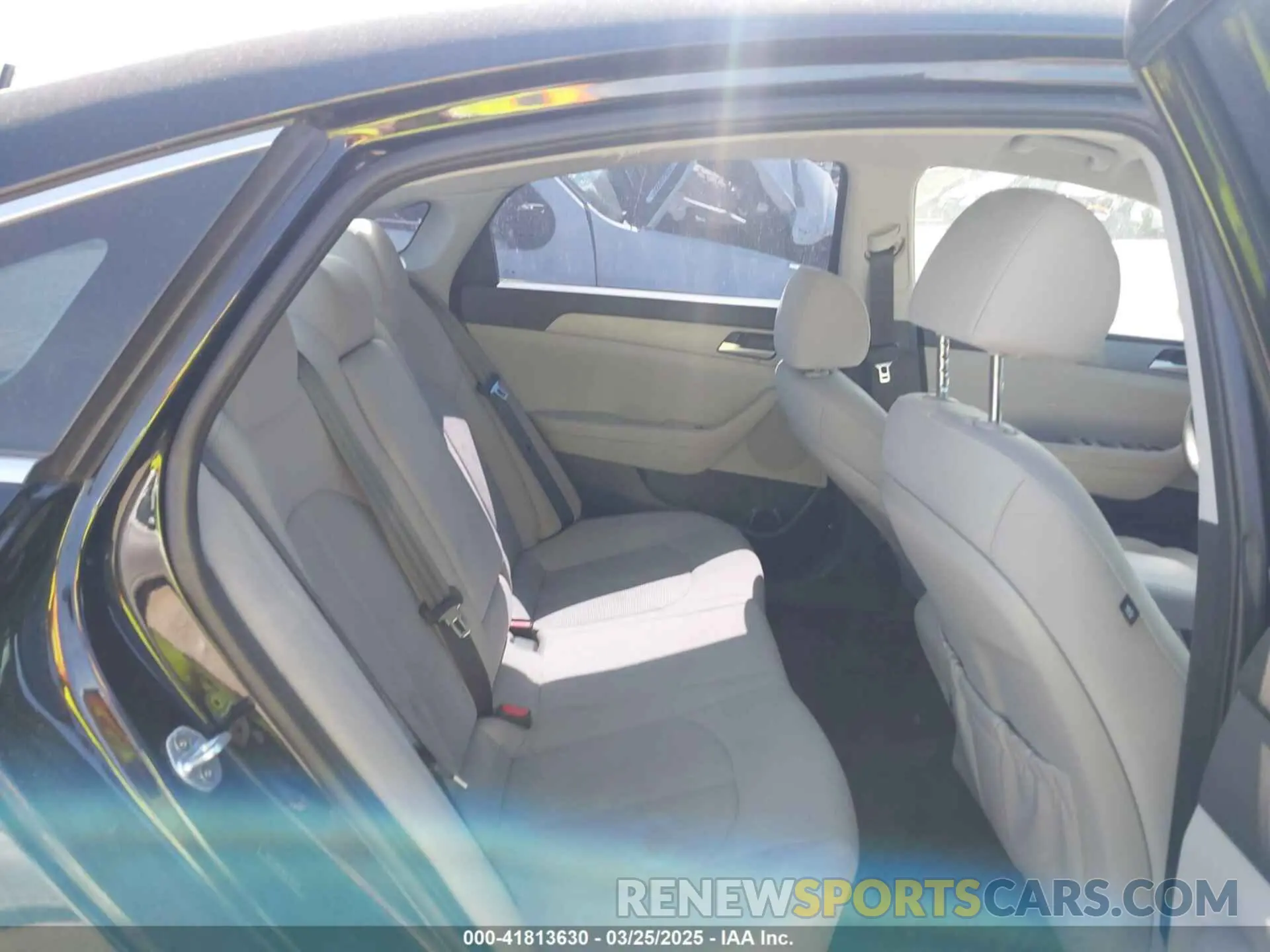8 Photograph of a damaged car 5NPE24AF4KH743471 HYUNDAI SONATA 2019
