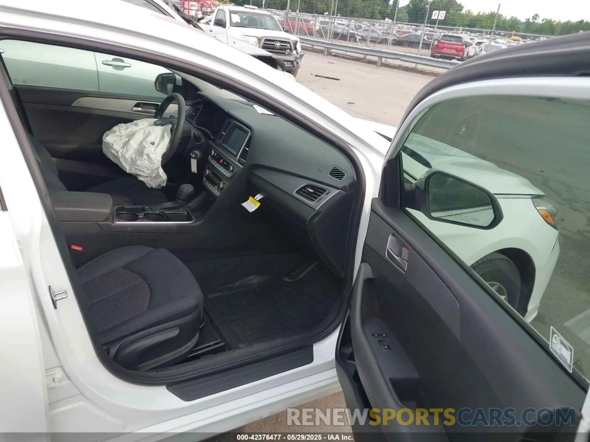 5 Photograph of a damaged car 5NPE24AF4KH745074 HYUNDAI SONATA 2019