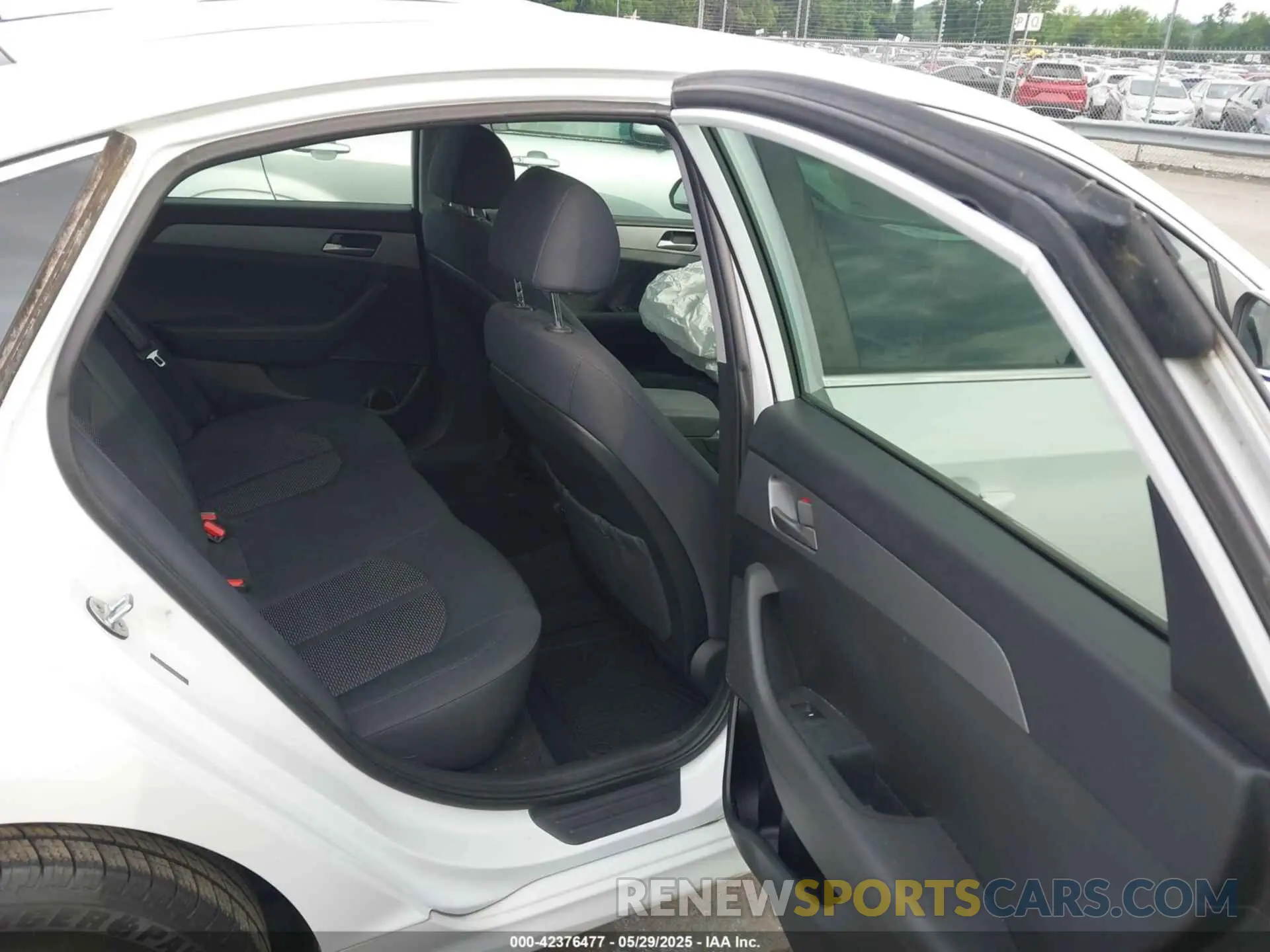 8 Photograph of a damaged car 5NPE24AF4KH745074 HYUNDAI SONATA 2019