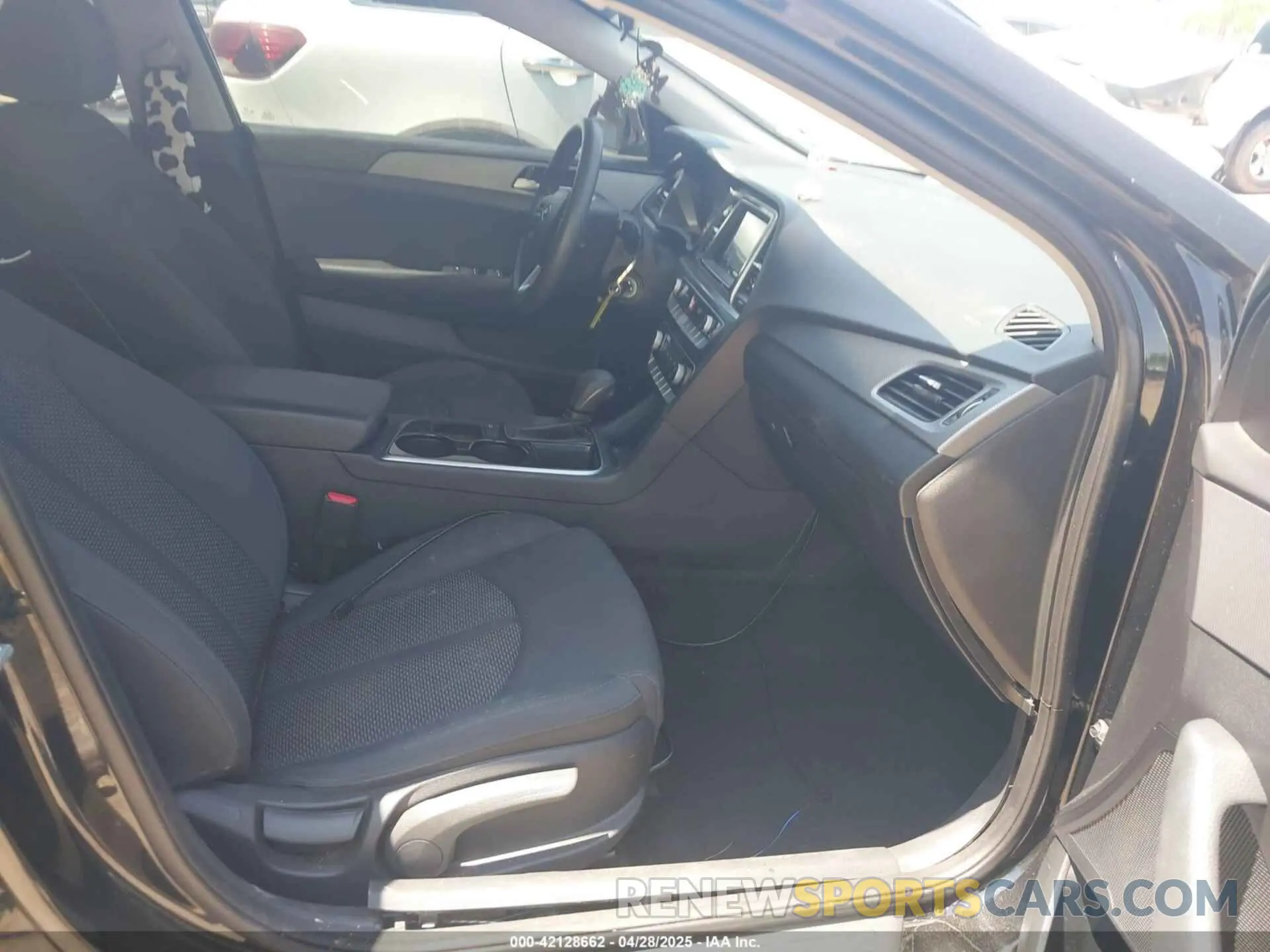 5 Photograph of a damaged car 5NPE24AF4KH754311 HYUNDAI SONATA 2019