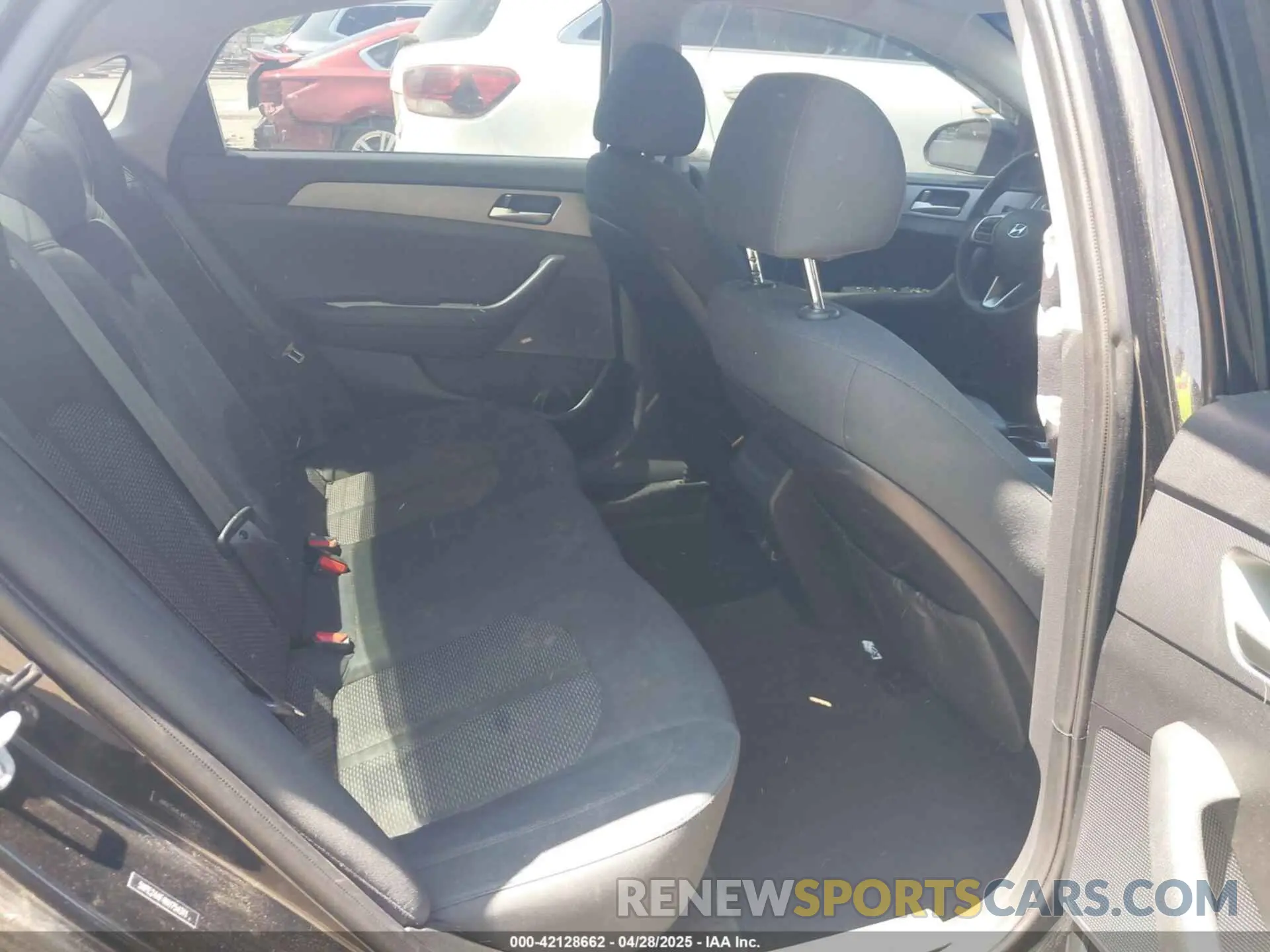 8 Photograph of a damaged car 5NPE24AF4KH754311 HYUNDAI SONATA 2019