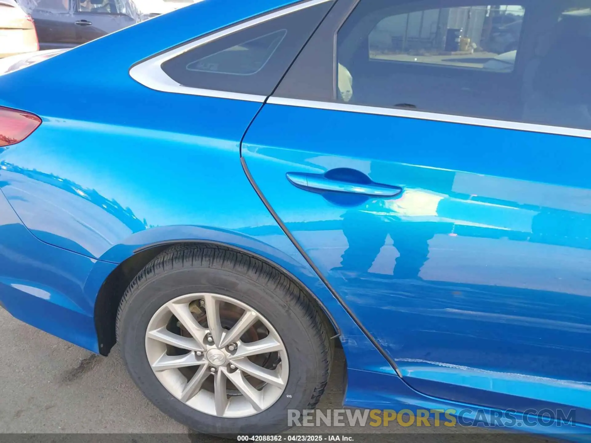 19 Photograph of a damaged car 5NPE24AF4KH760853 HYUNDAI SONATA 2019