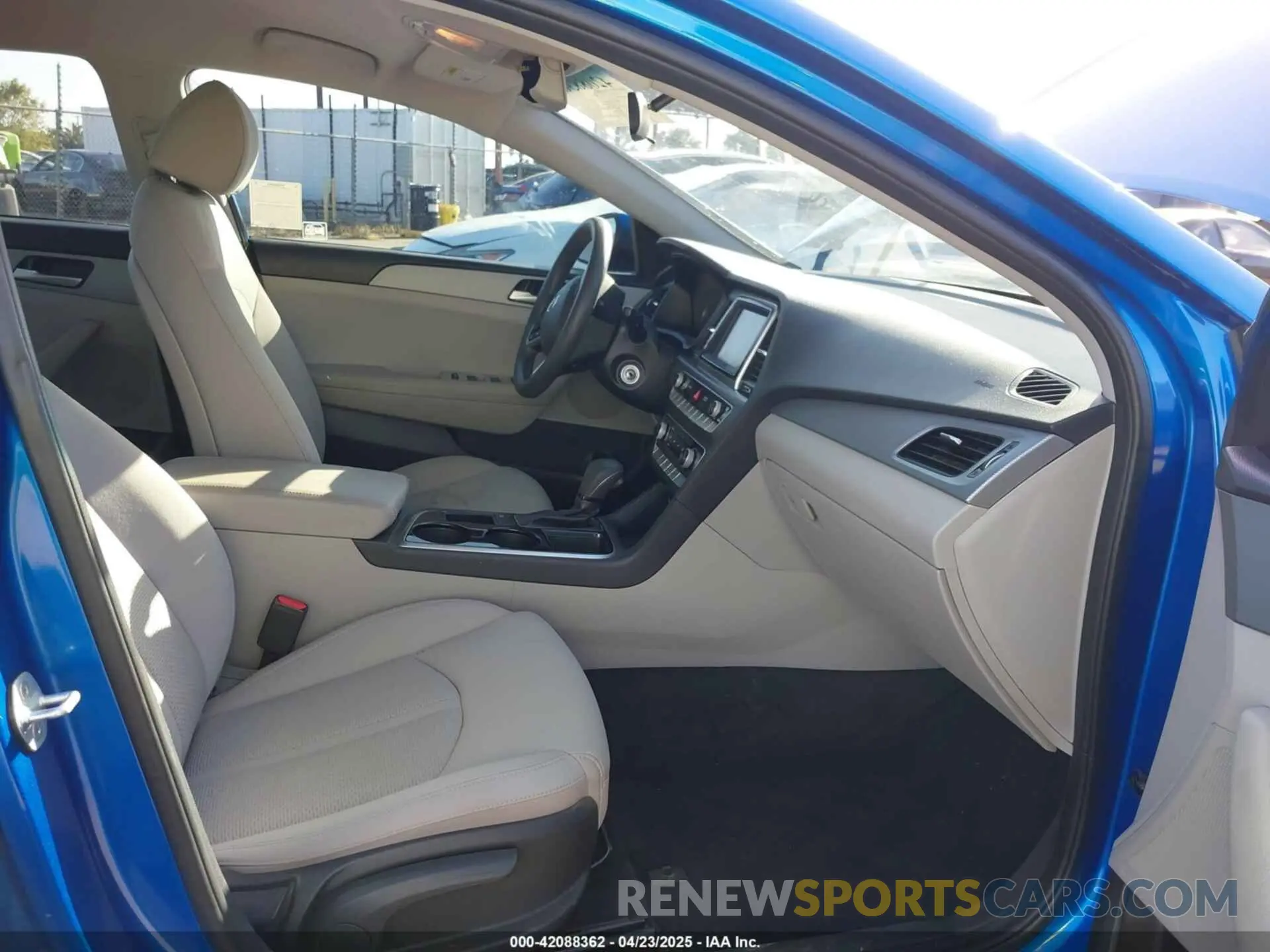 5 Photograph of a damaged car 5NPE24AF4KH760853 HYUNDAI SONATA 2019