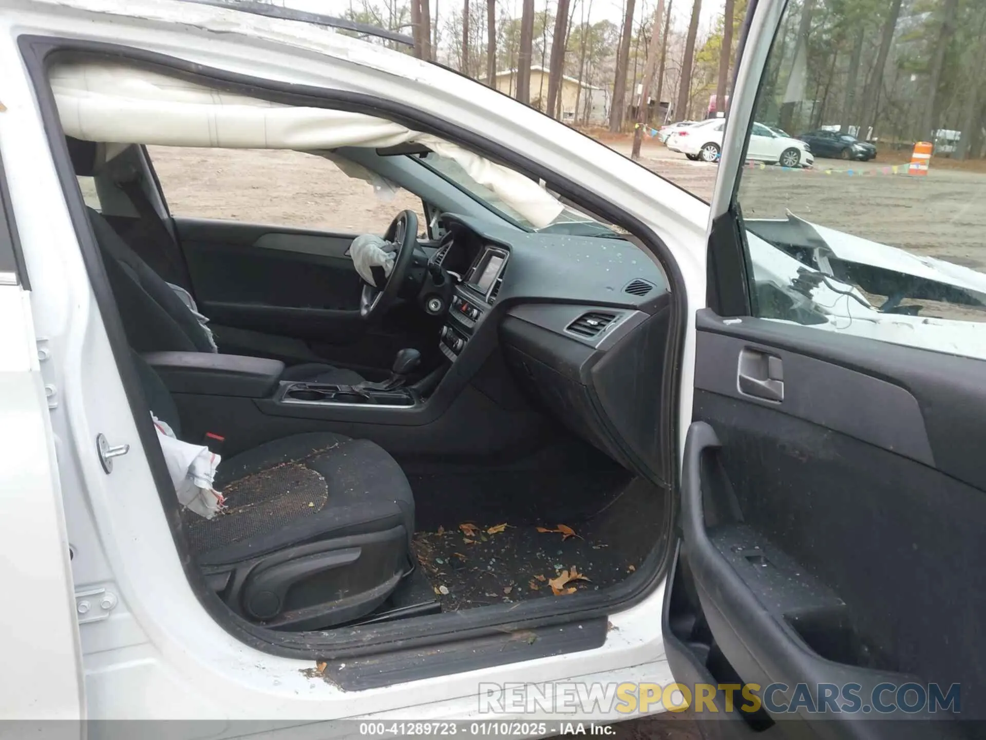 5 Photograph of a damaged car 5NPE24AF4KH781489 HYUNDAI SONATA 2019