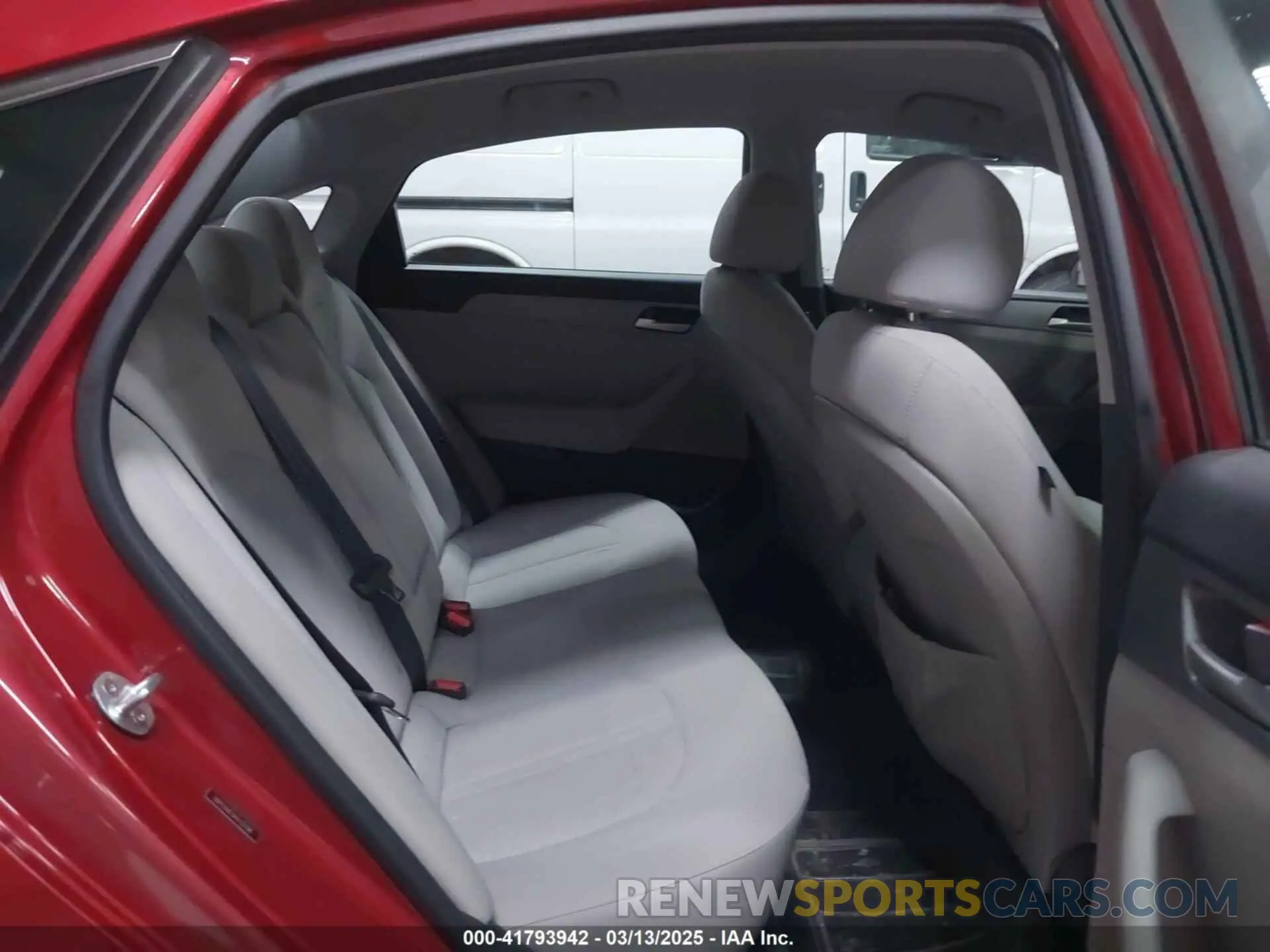 8 Photograph of a damaged car 5NPE24AF5KH735198 HYUNDAI SONATA 2019