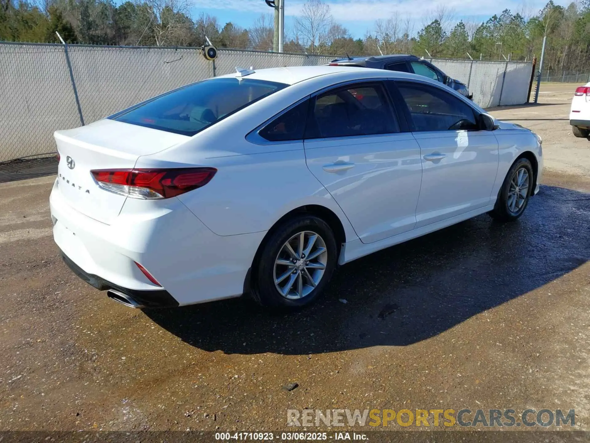 4 Photograph of a damaged car 5NPE24AF5KH738070 HYUNDAI SONATA 2019