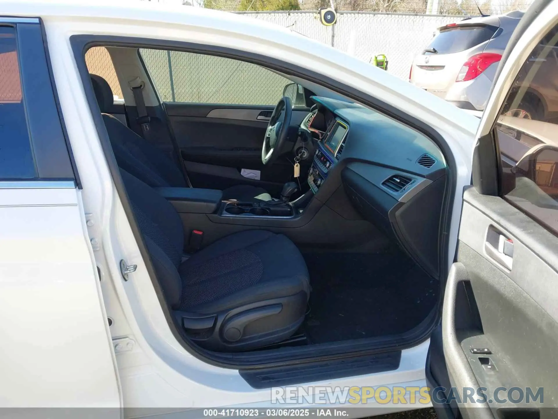 5 Photograph of a damaged car 5NPE24AF5KH738070 HYUNDAI SONATA 2019