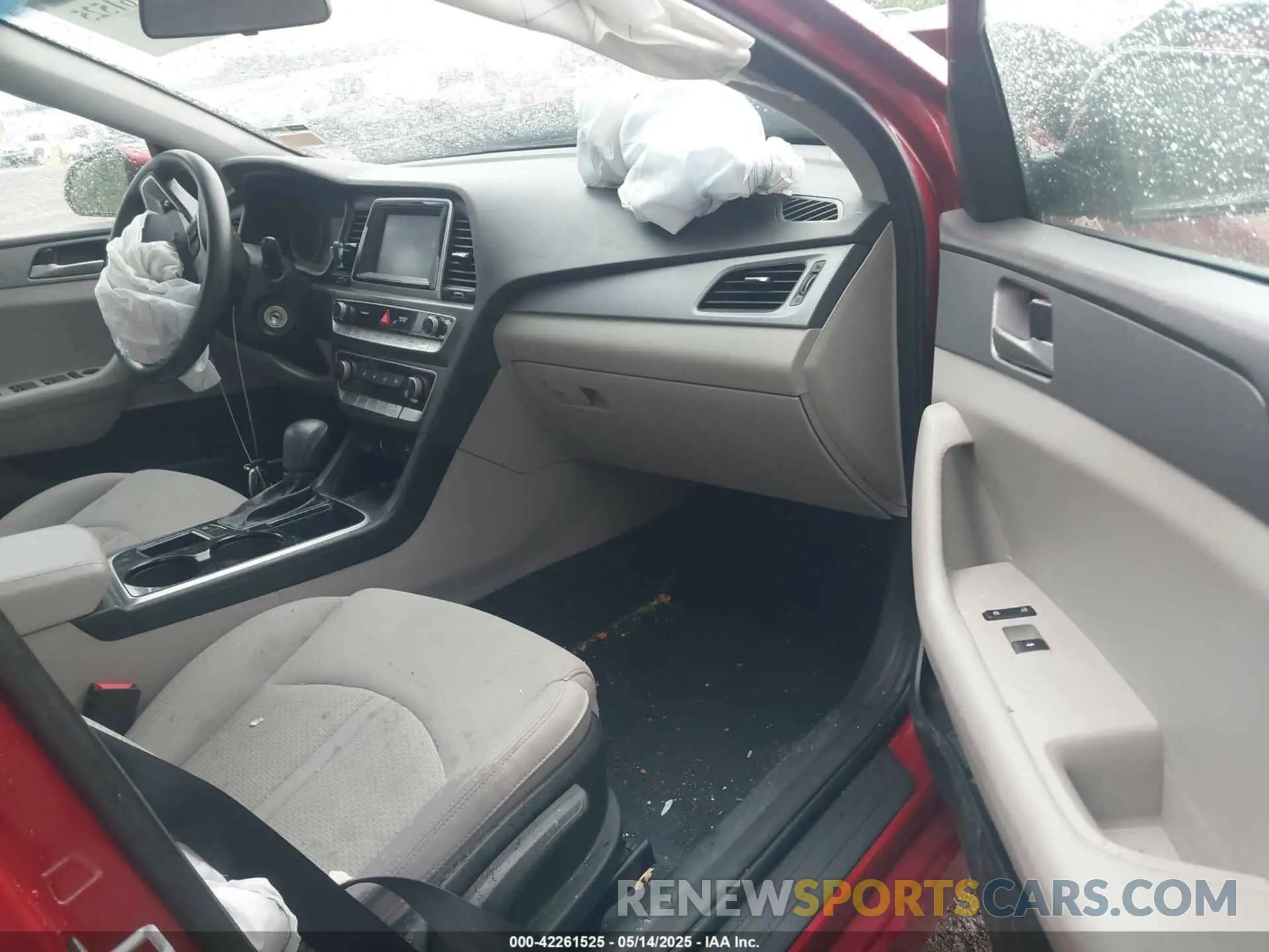 5 Photograph of a damaged car 5NPE24AF5KH752177 HYUNDAI SONATA 2019