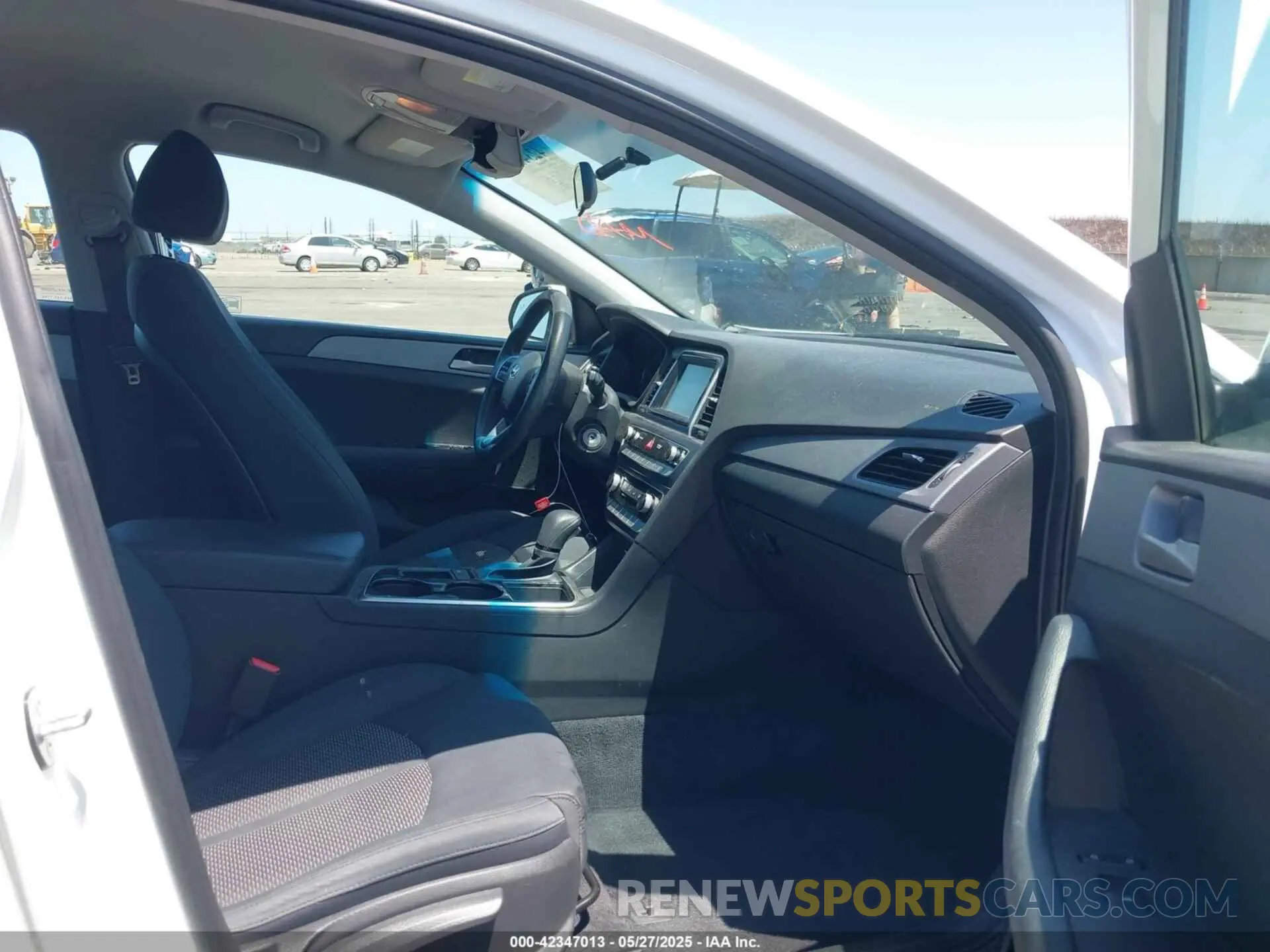 5 Photograph of a damaged car 5NPE24AF5KH755497 HYUNDAI SONATA 2019