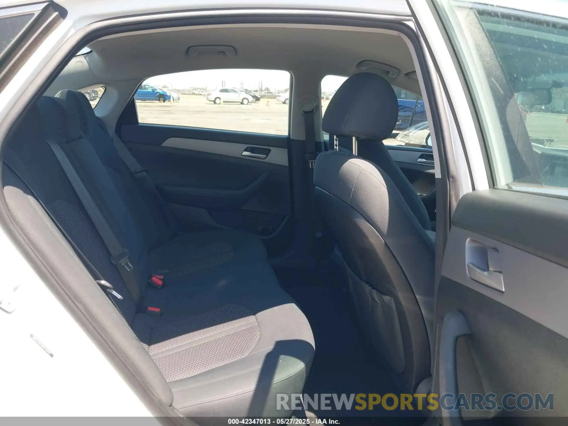 8 Photograph of a damaged car 5NPE24AF5KH755497 HYUNDAI SONATA 2019
