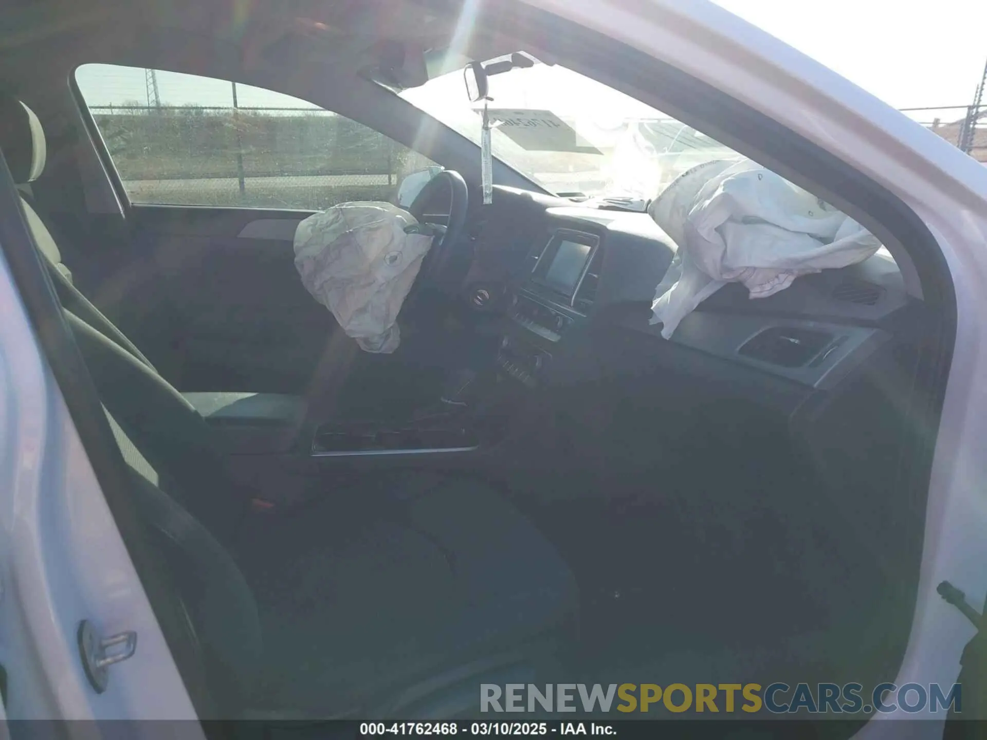 5 Photograph of a damaged car 5NPE24AF5KH766757 HYUNDAI SONATA 2019