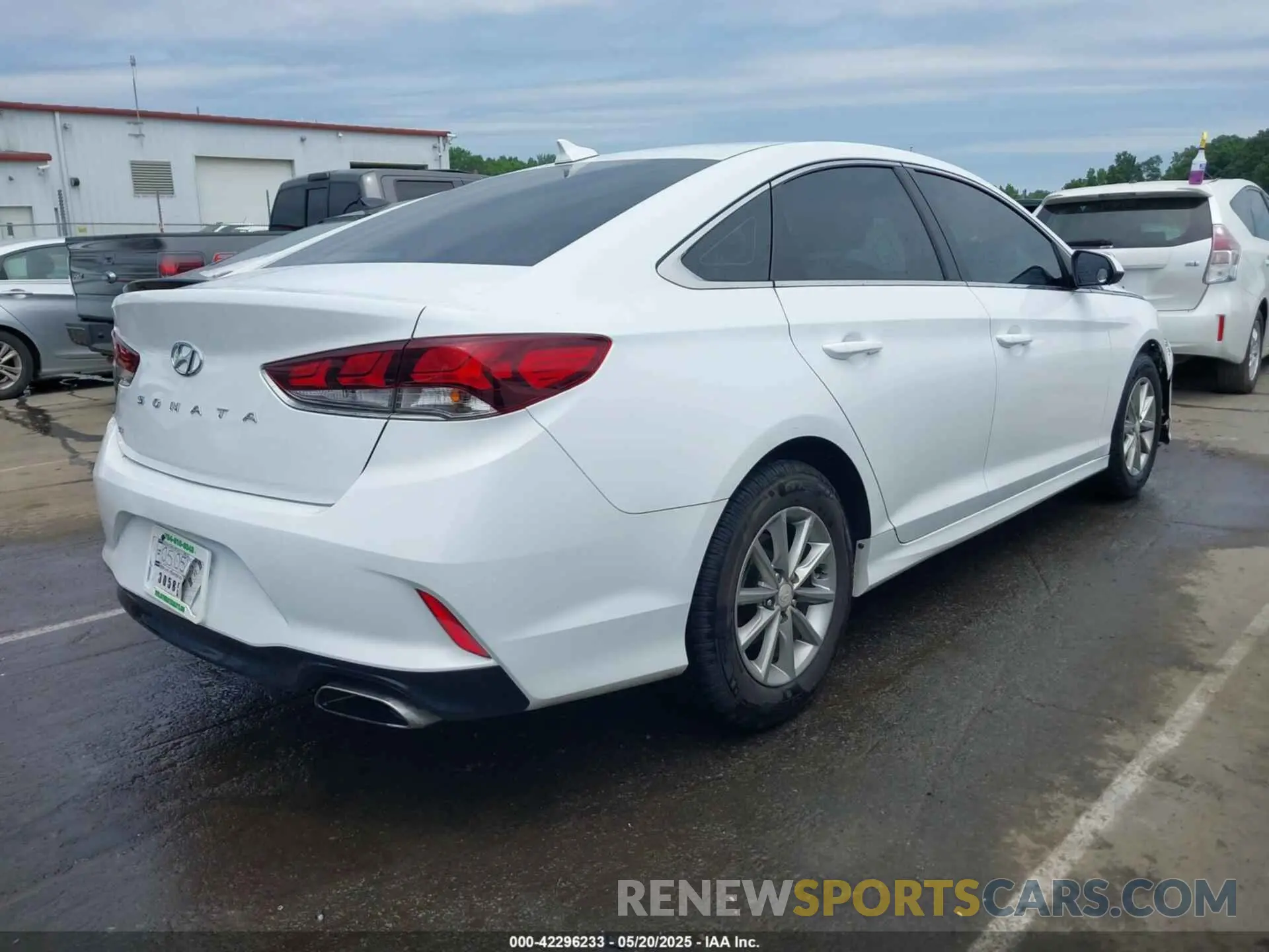 4 Photograph of a damaged car 5NPE24AF5KH774745 HYUNDAI SONATA 2019