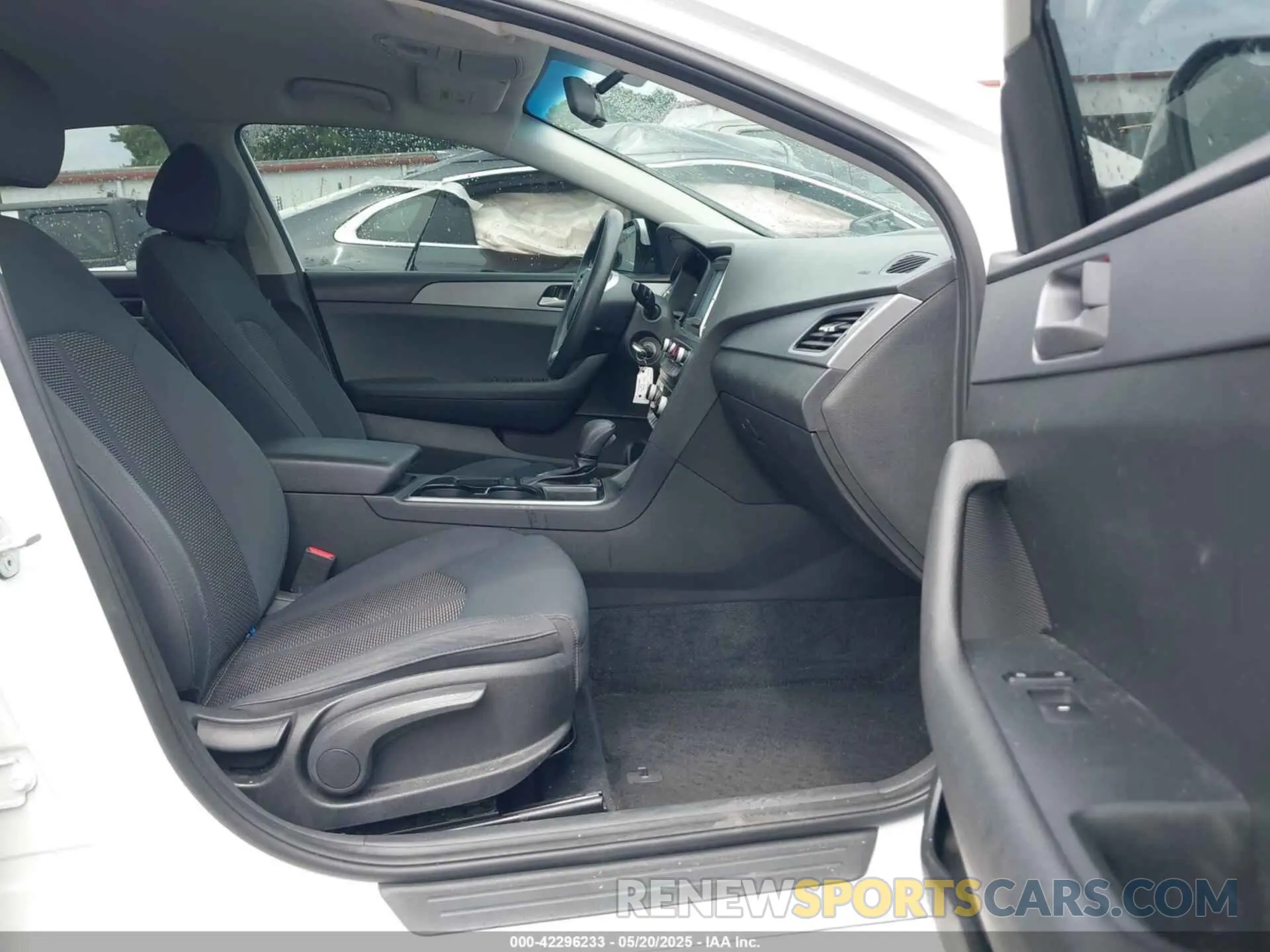5 Photograph of a damaged car 5NPE24AF5KH774745 HYUNDAI SONATA 2019