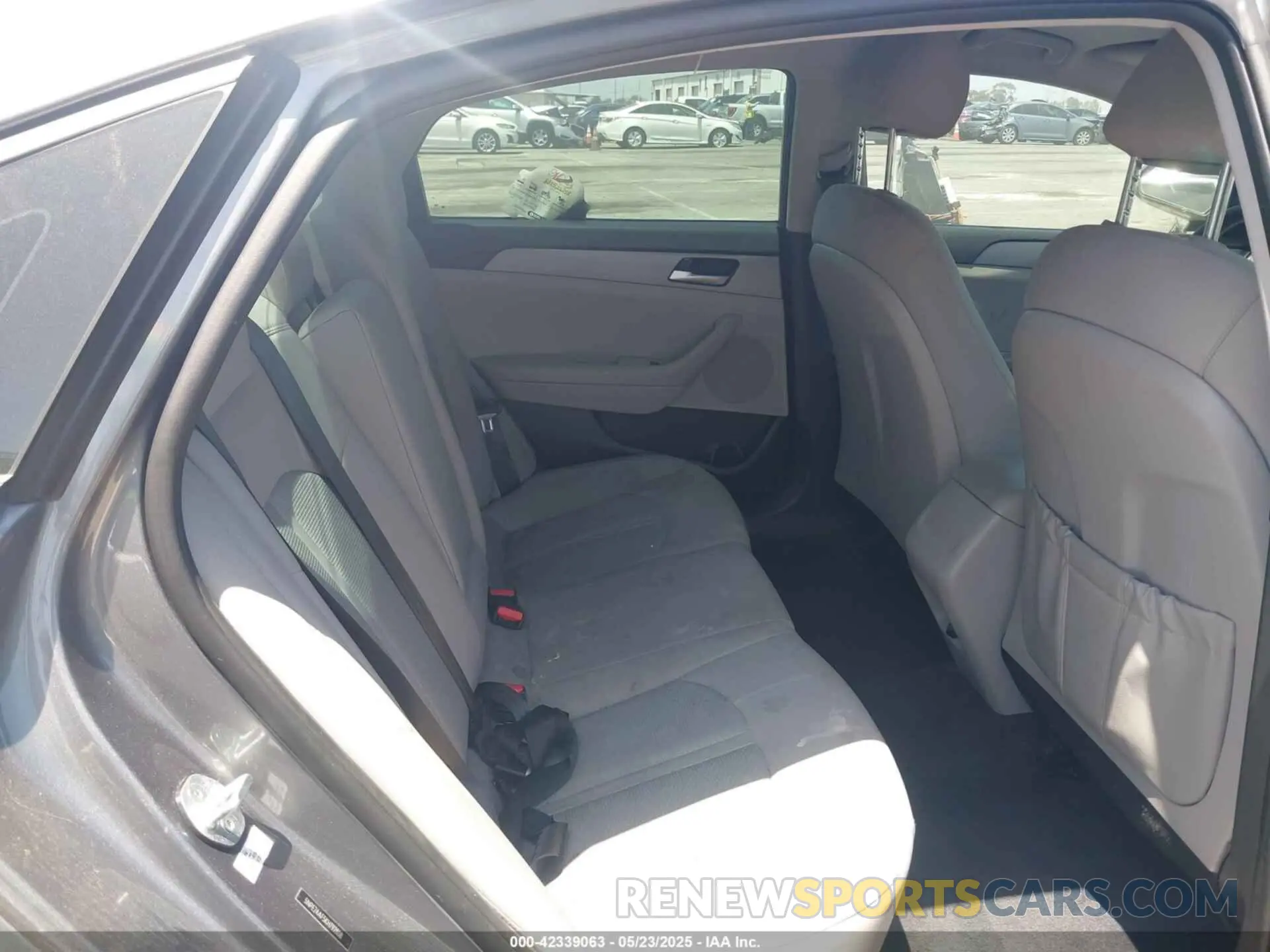 8 Photograph of a damaged car 5NPE24AF5KH792808 HYUNDAI SONATA 2019