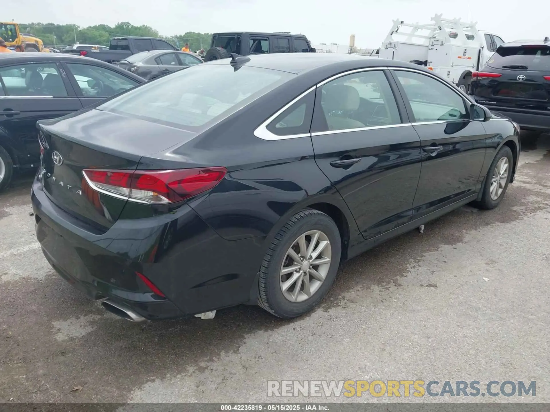 4 Photograph of a damaged car 5NPE24AF5KH805900 HYUNDAI SONATA 2019