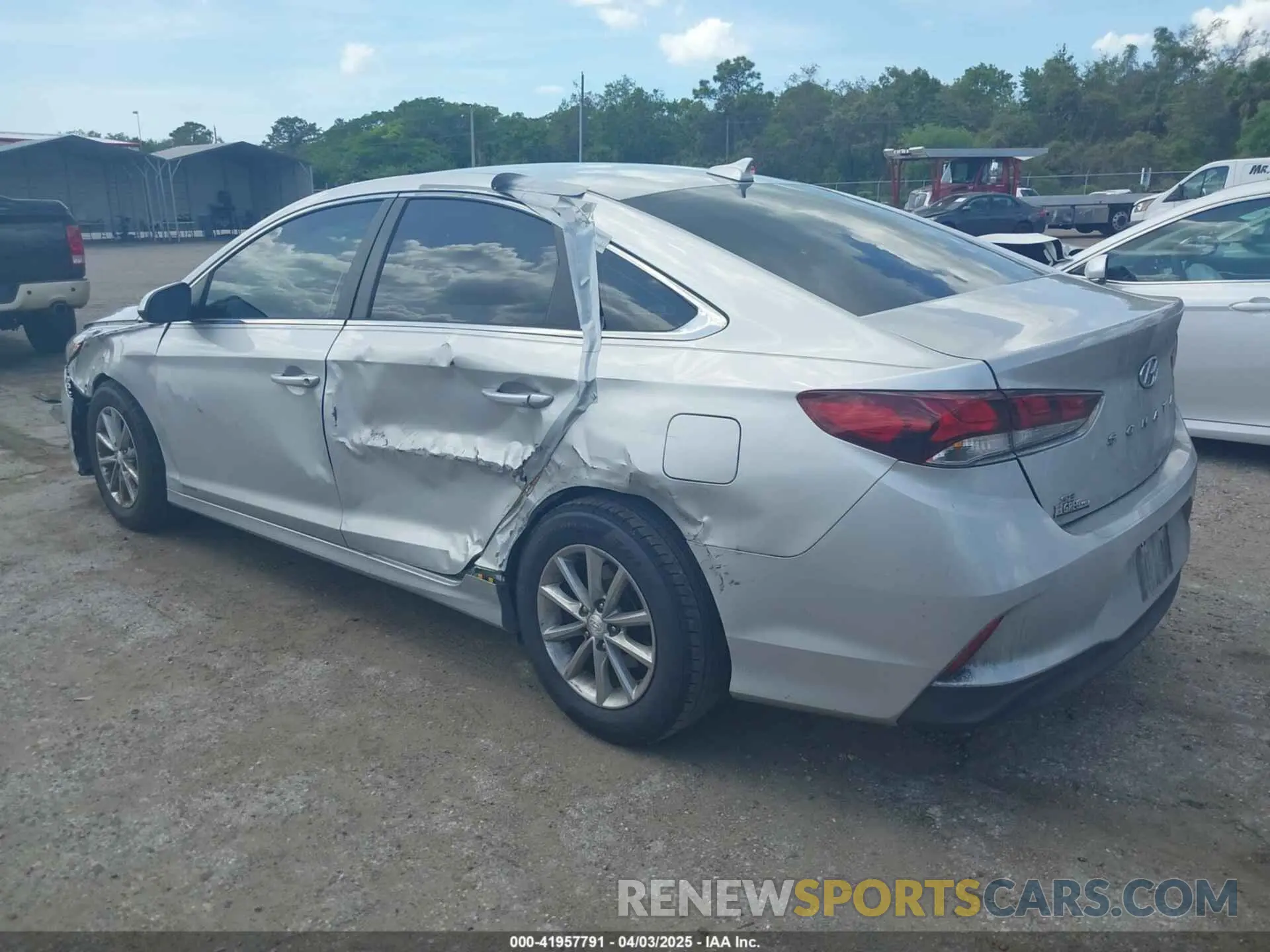 3 Photograph of a damaged car 5NPE24AF6KH746694 HYUNDAI SONATA 2019
