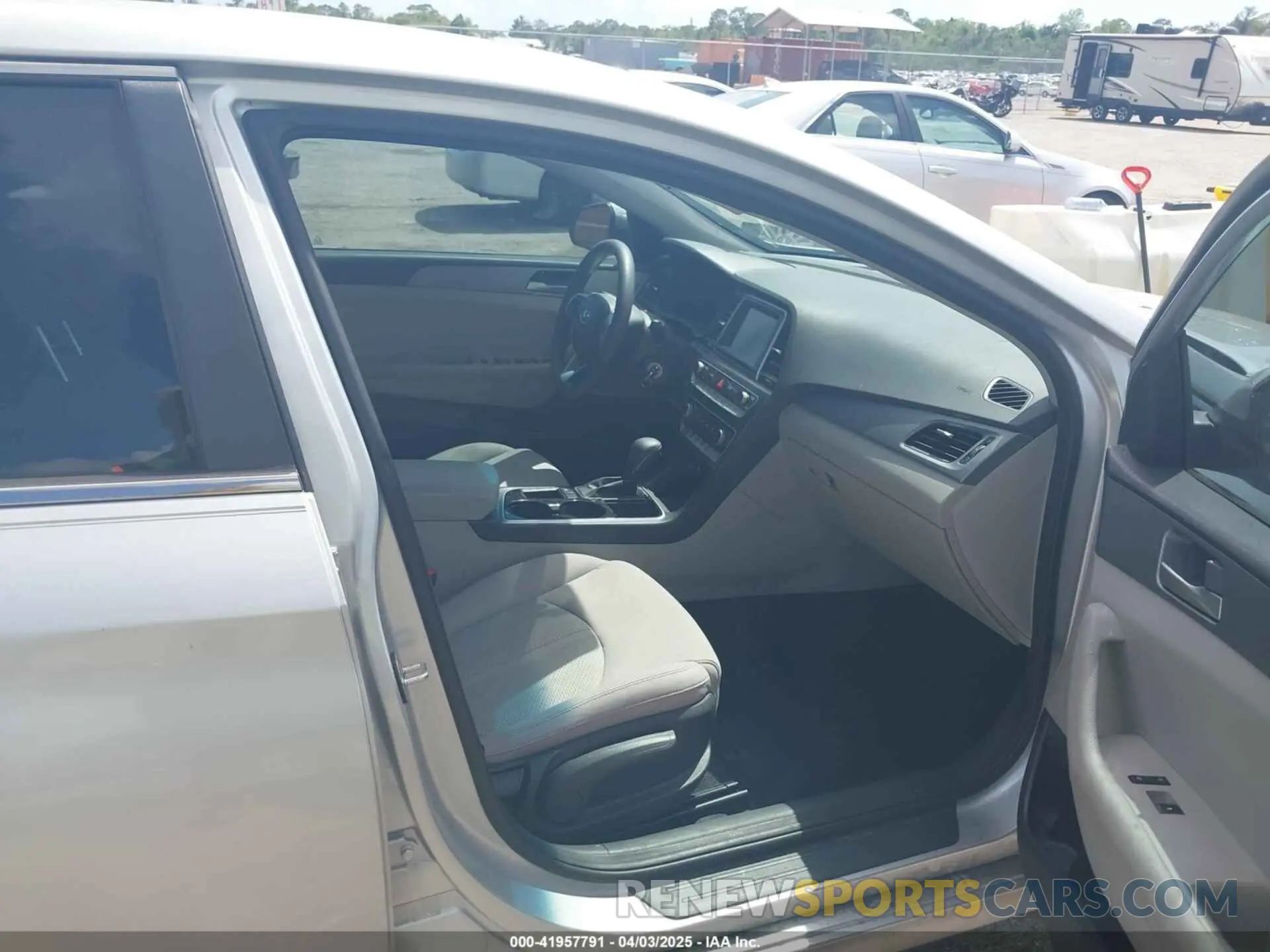 5 Photograph of a damaged car 5NPE24AF6KH746694 HYUNDAI SONATA 2019