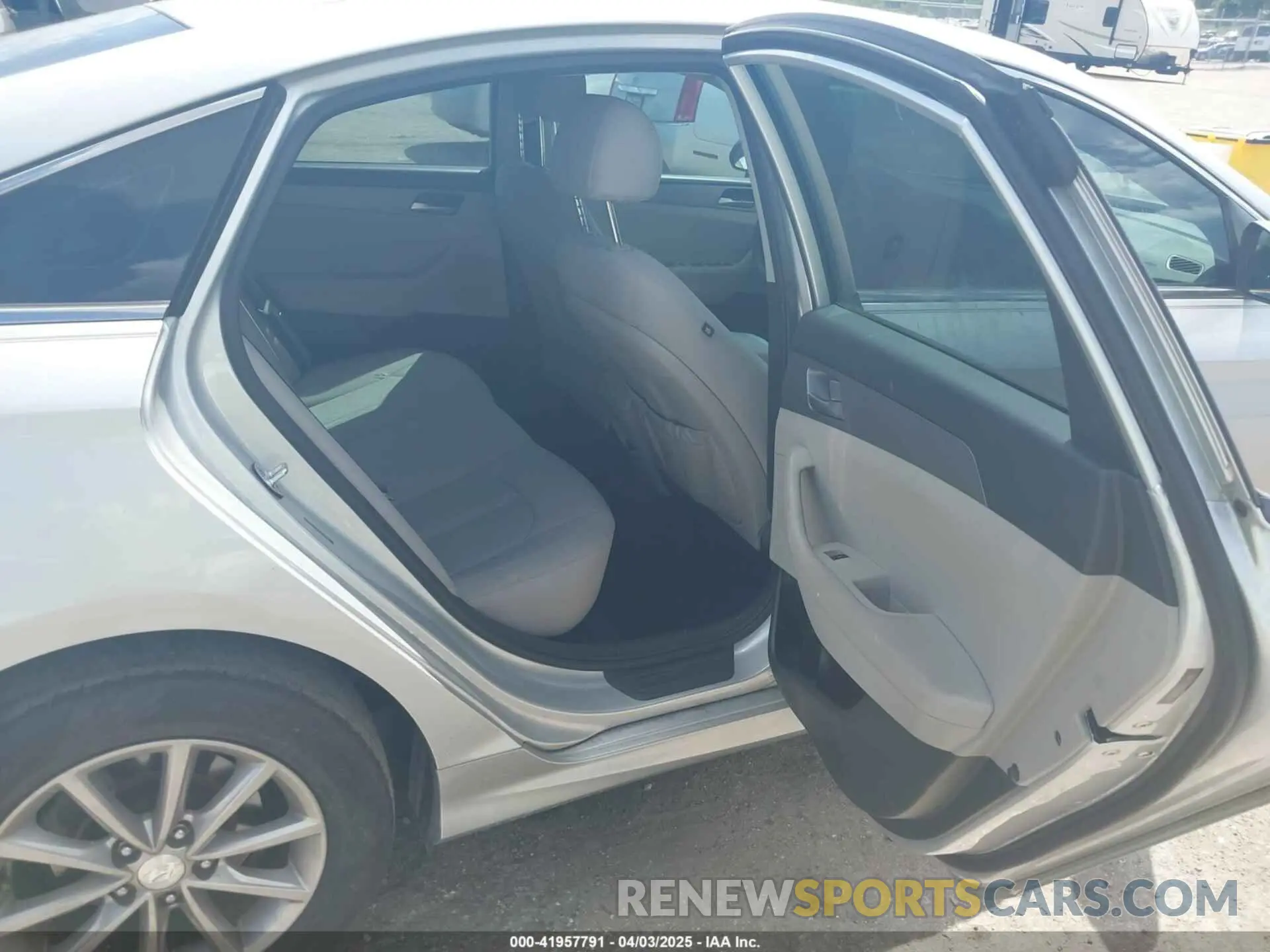 8 Photograph of a damaged car 5NPE24AF6KH746694 HYUNDAI SONATA 2019