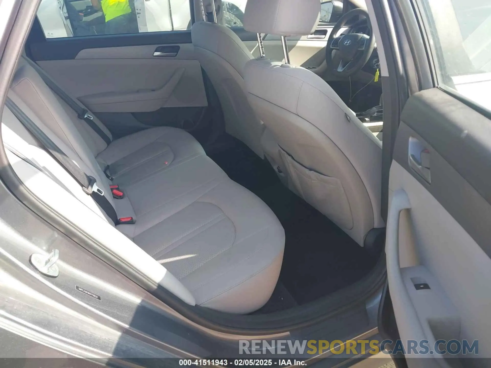 8 Photograph of a damaged car 5NPE24AF6KH750034 HYUNDAI SONATA 2019