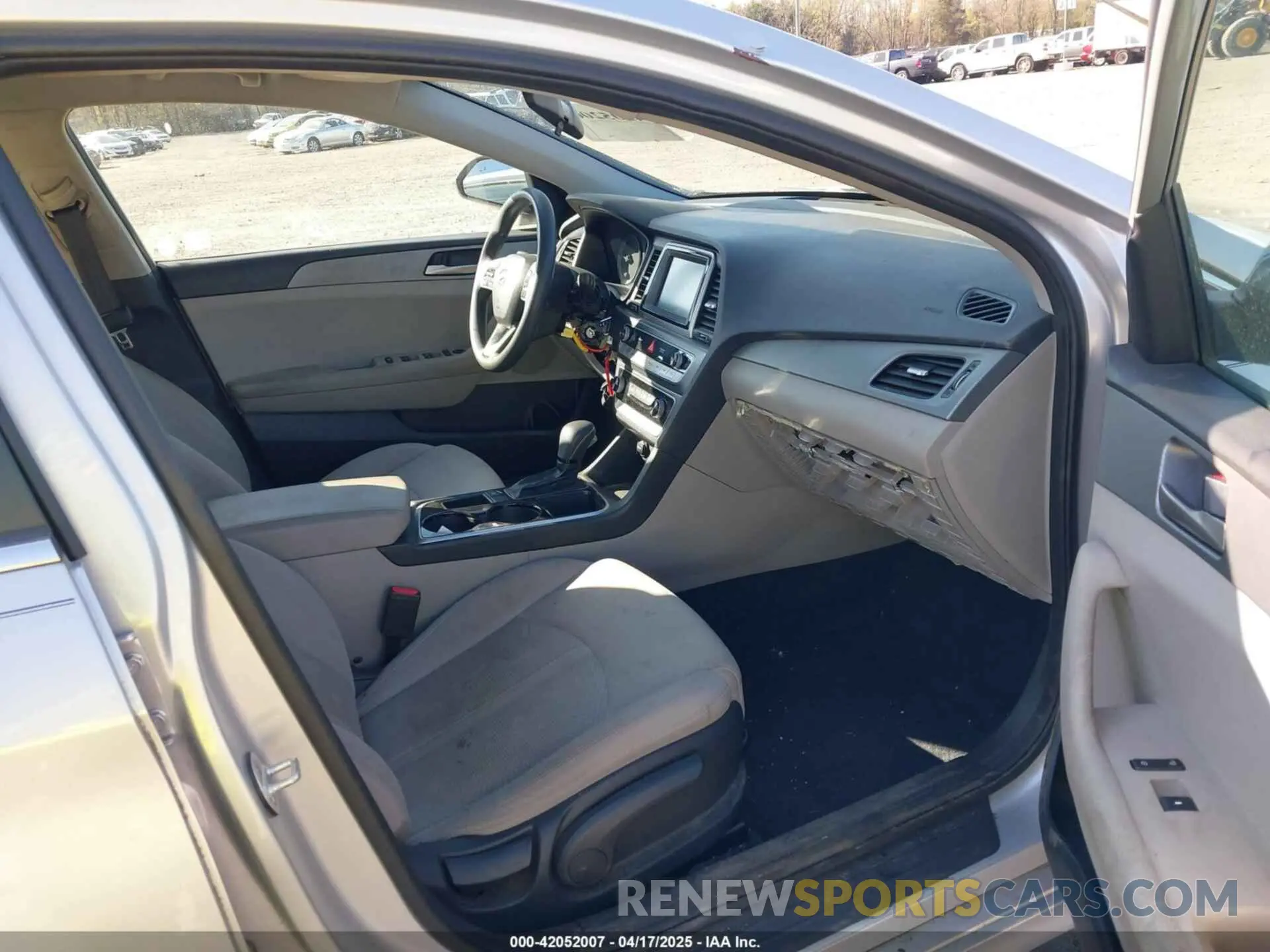 5 Photograph of a damaged car 5NPE24AF6KH750647 HYUNDAI SONATA 2019