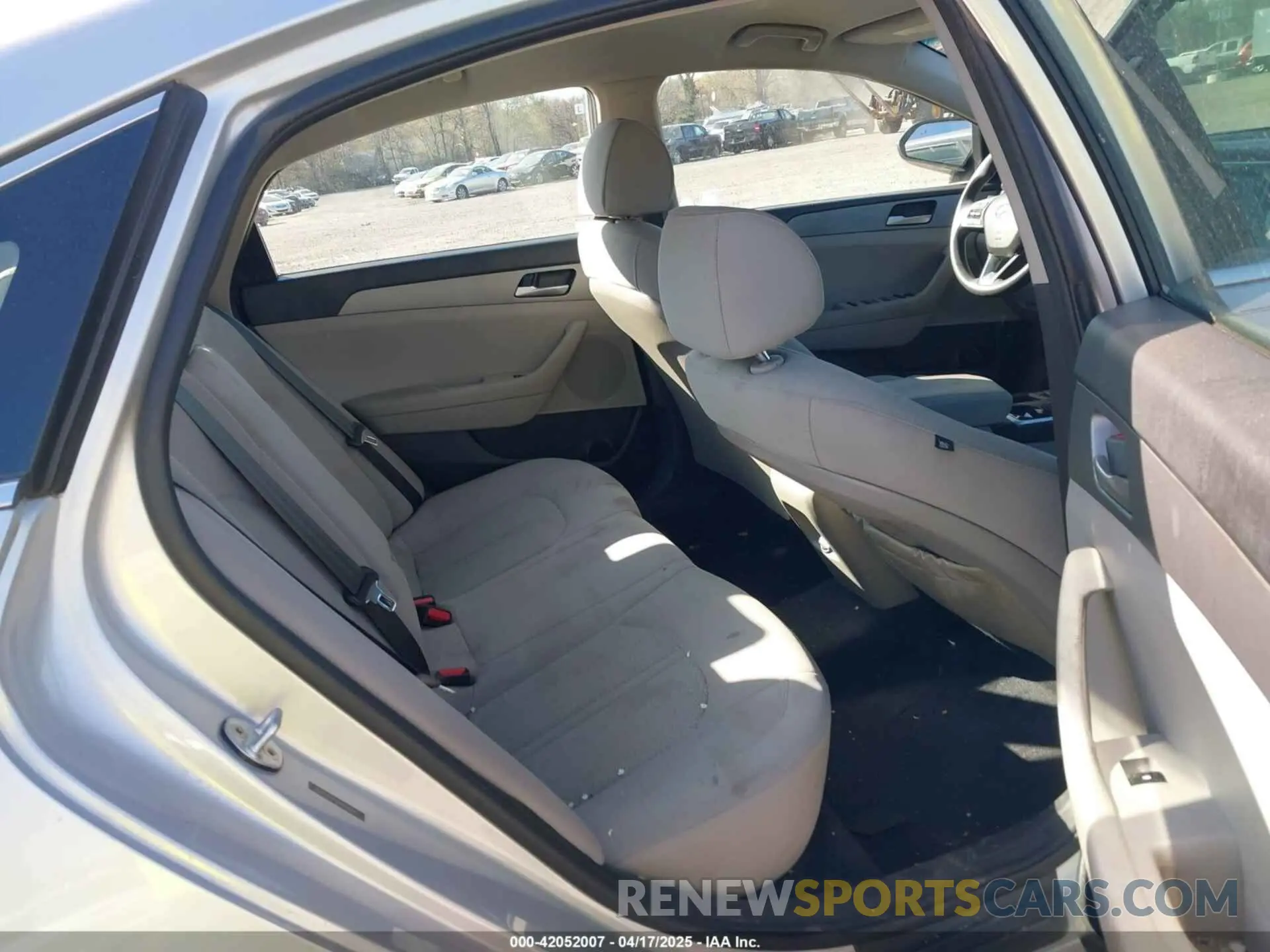 8 Photograph of a damaged car 5NPE24AF6KH750647 HYUNDAI SONATA 2019