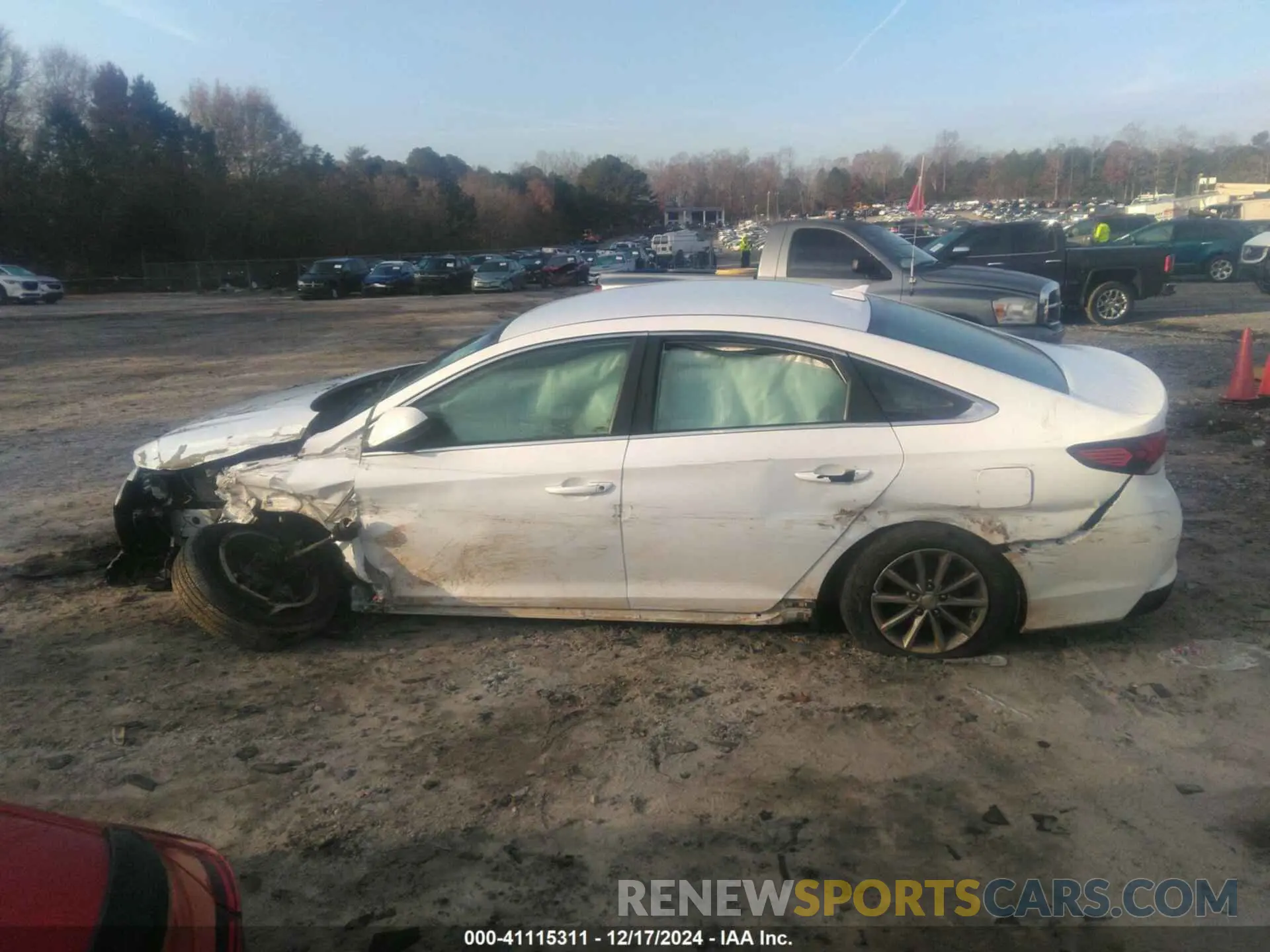 13 Photograph of a damaged car 5NPE24AF6KH756335 HYUNDAI SONATA 2019