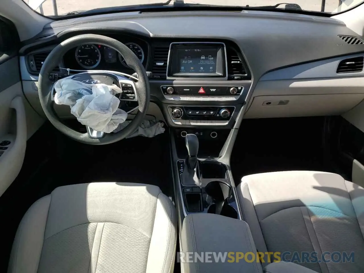 8 Photograph of a damaged car 5NPE24AF6KH771174 HYUNDAI SONATA 2019