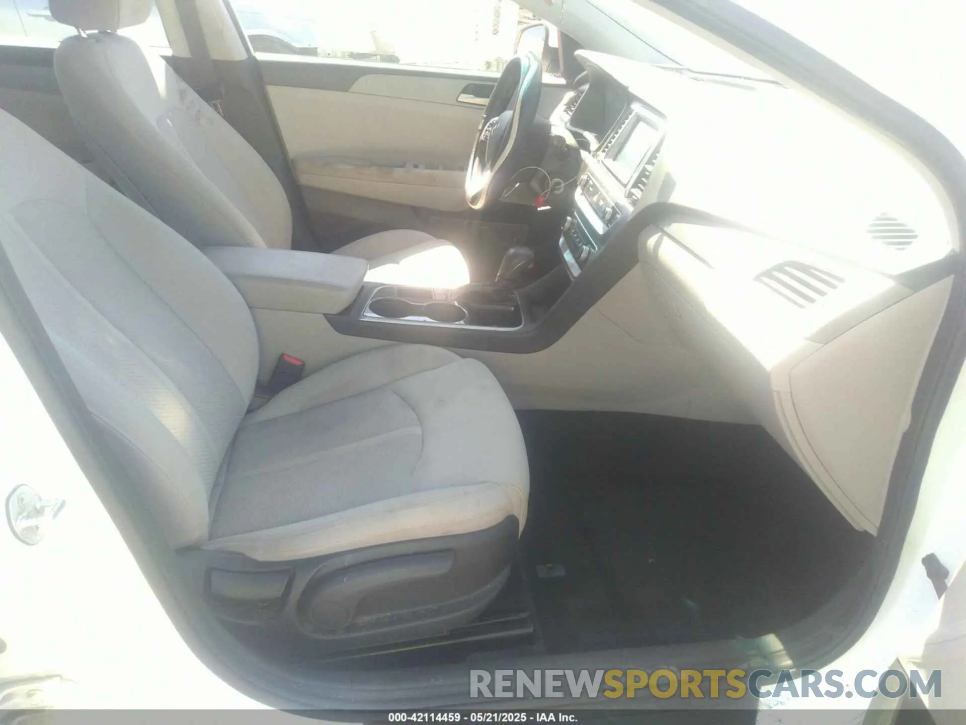 5 Photograph of a damaged car 5NPE24AF6KH791294 HYUNDAI SONATA 2019