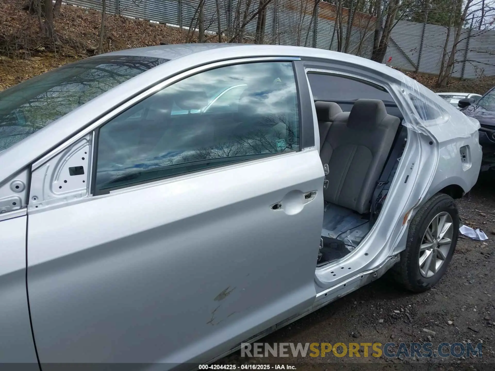 22 Photograph of a damaged car 5NPE24AF6KH815674 HYUNDAI SONATA 2019