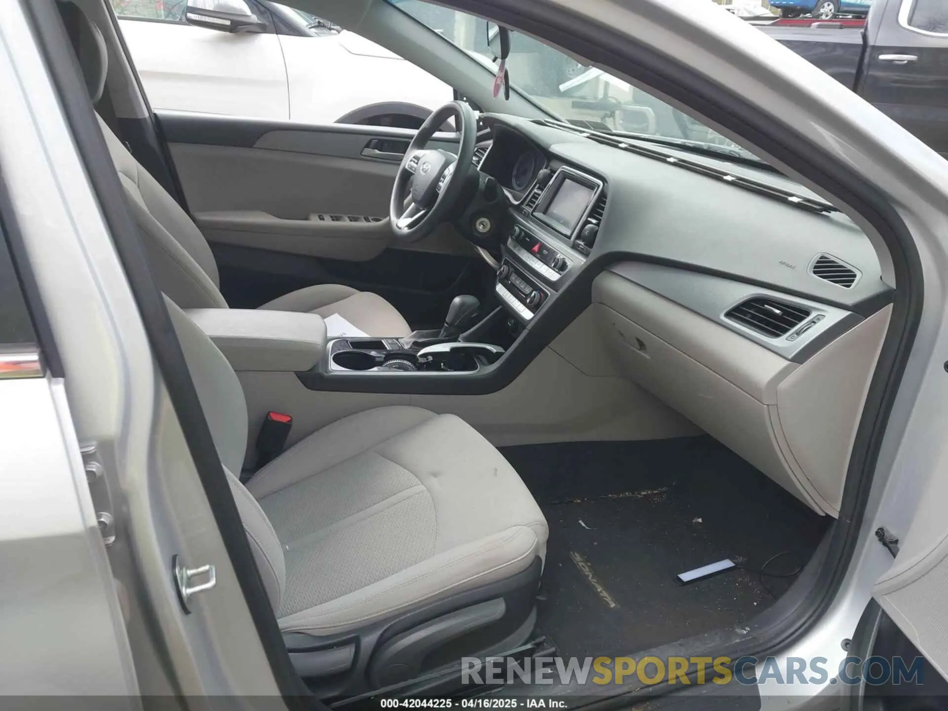 5 Photograph of a damaged car 5NPE24AF6KH815674 HYUNDAI SONATA 2019