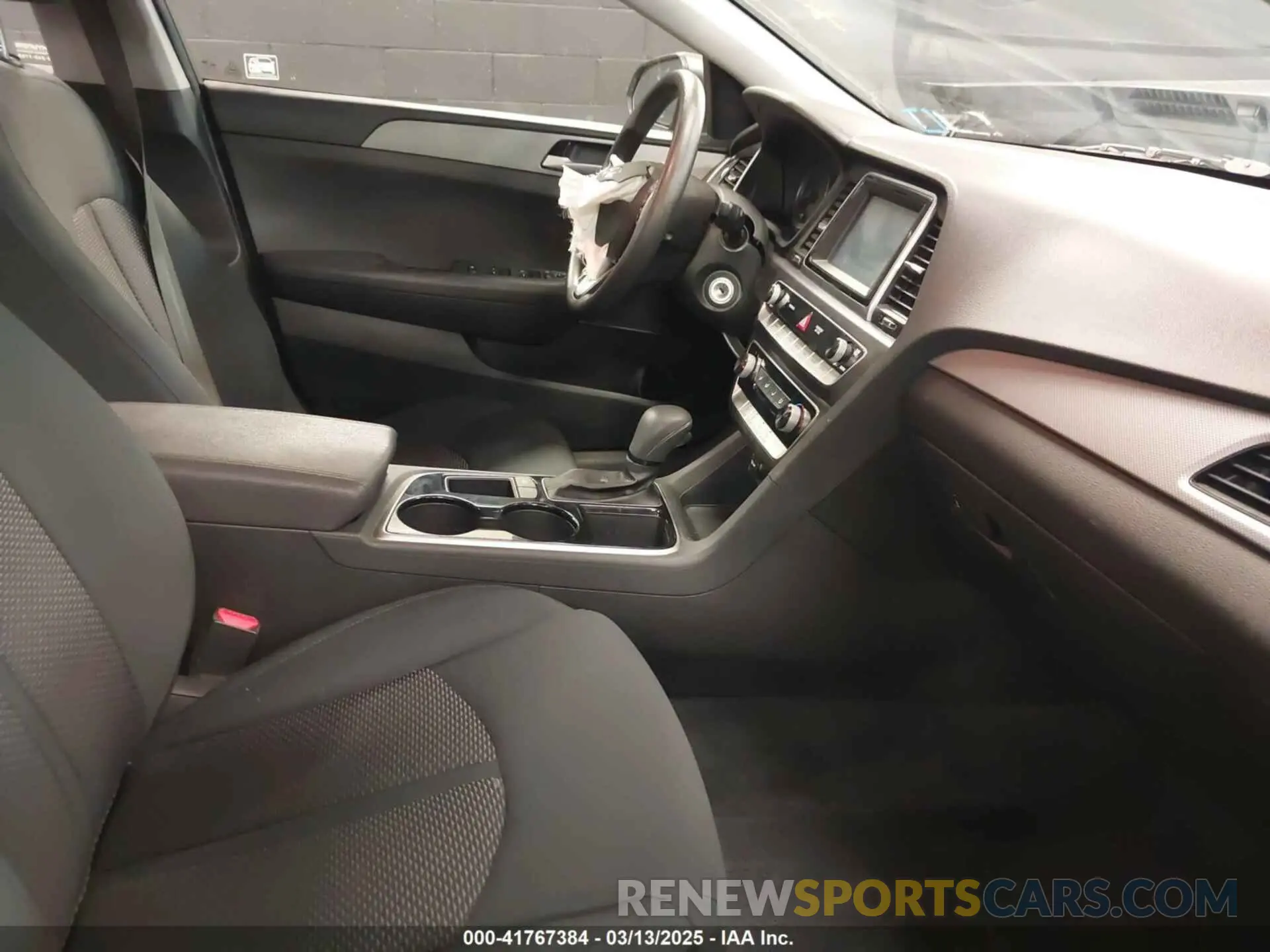 5 Photograph of a damaged car 5NPE24AF6KH817599 HYUNDAI SONATA 2019