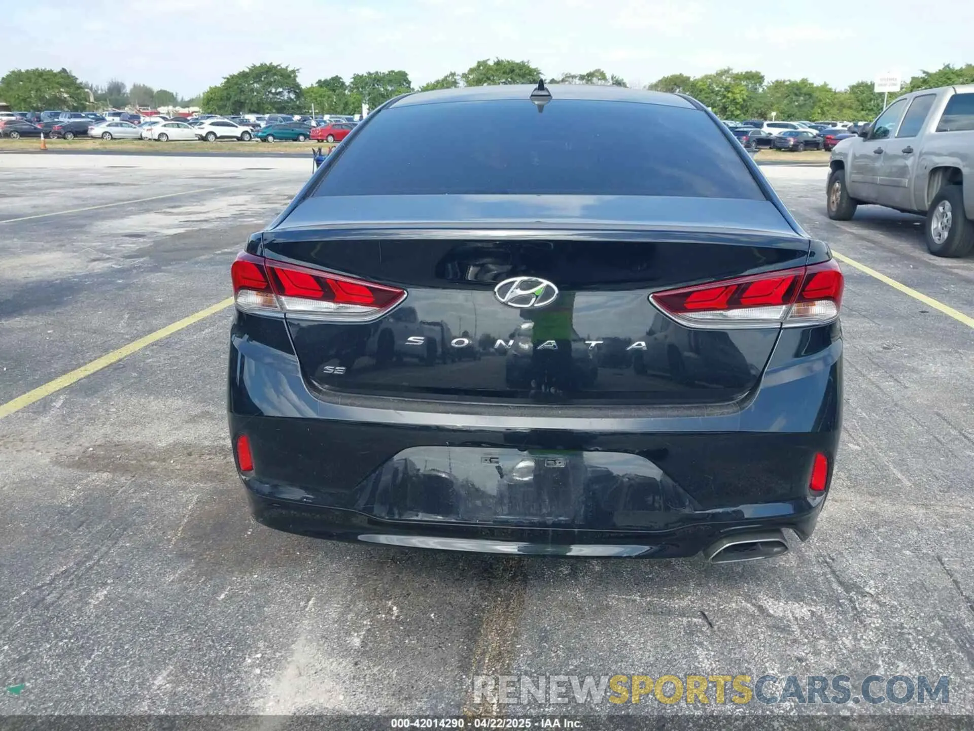 17 Photograph of a damaged car 5NPE24AF7KH735865 HYUNDAI SONATA 2019