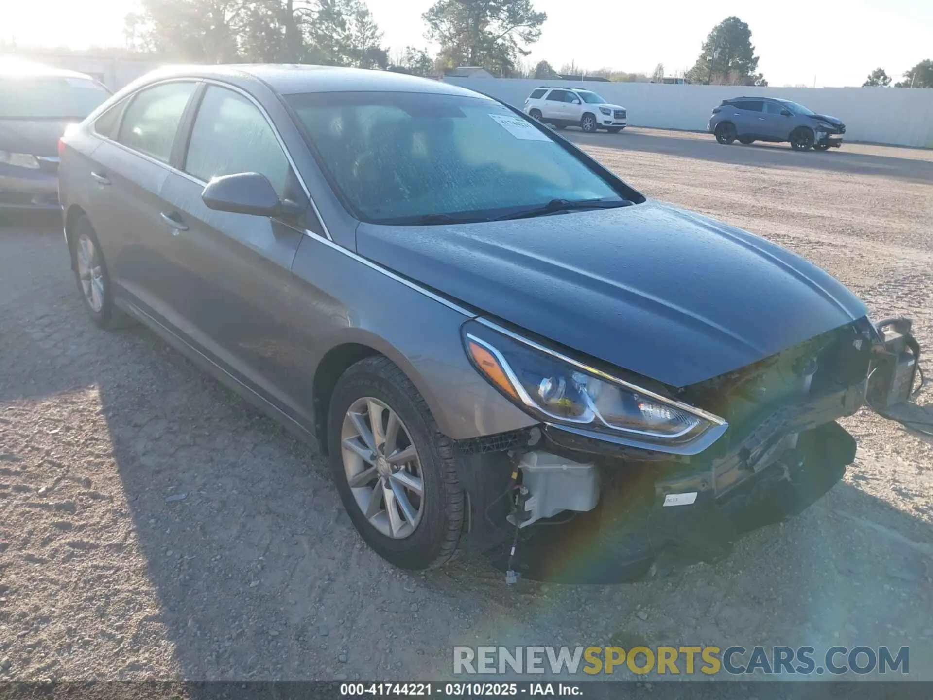 1 Photograph of a damaged car 5NPE24AF7KH765660 HYUNDAI SONATA 2019