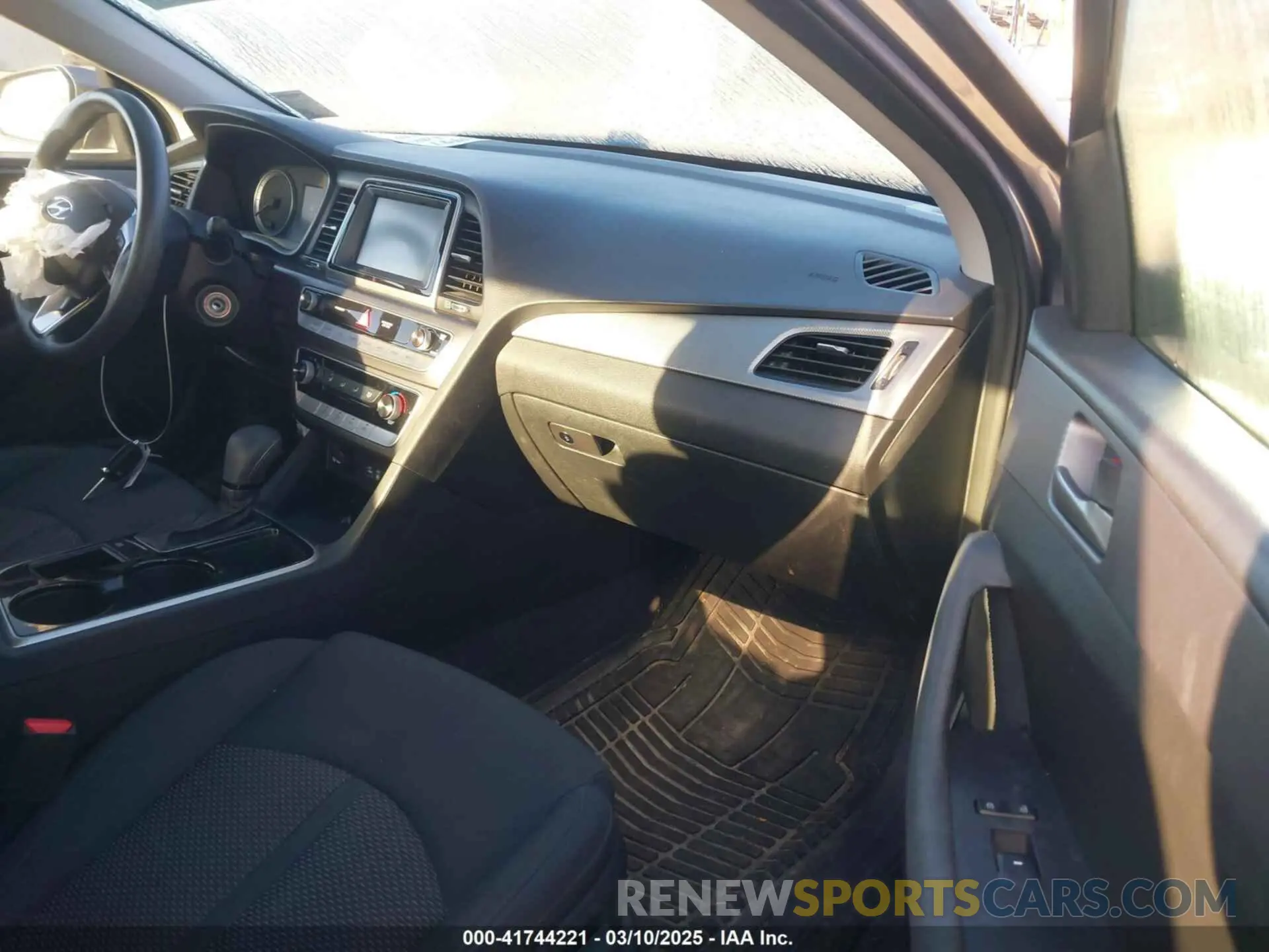 5 Photograph of a damaged car 5NPE24AF7KH765660 HYUNDAI SONATA 2019