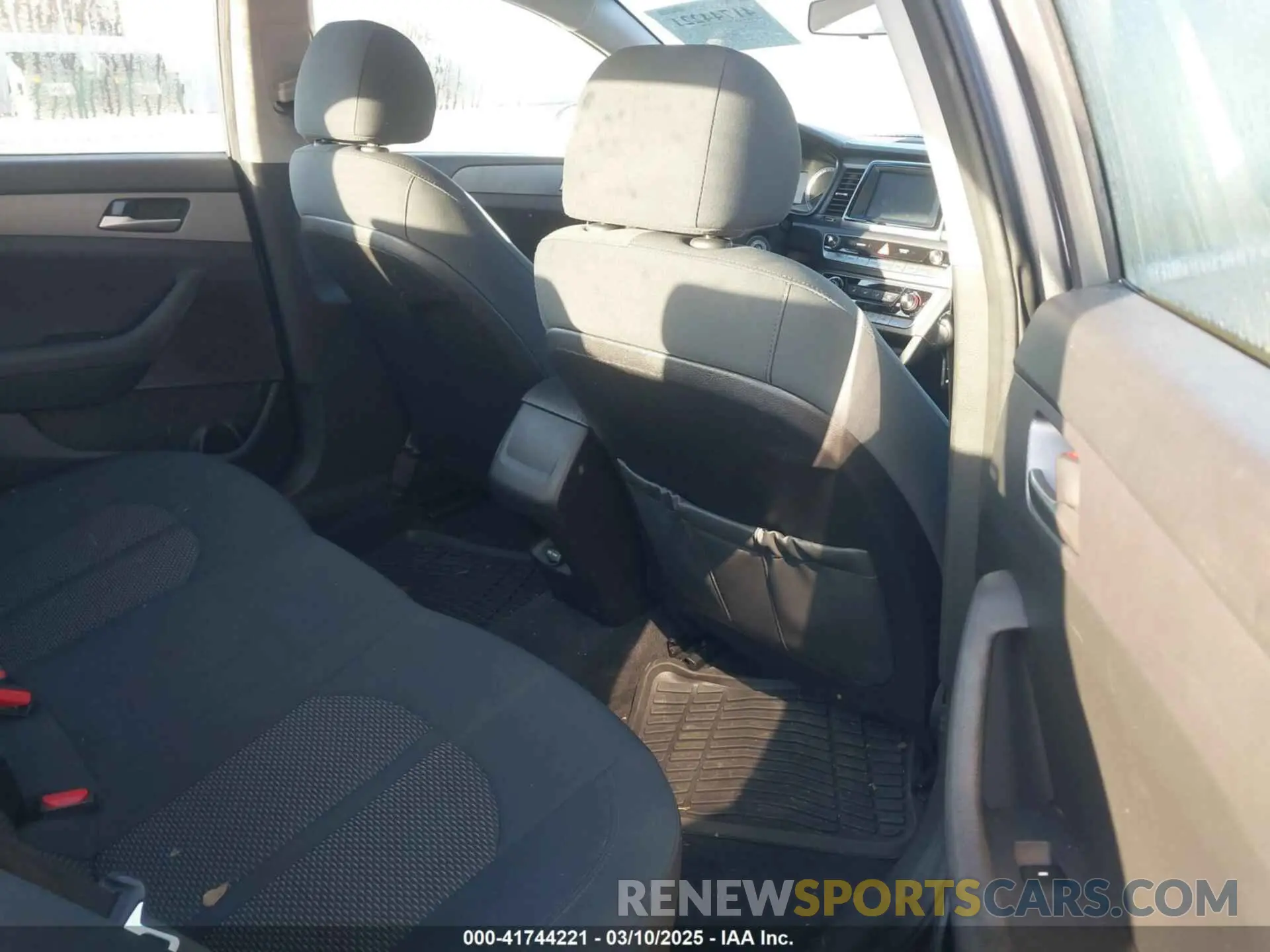 8 Photograph of a damaged car 5NPE24AF7KH765660 HYUNDAI SONATA 2019