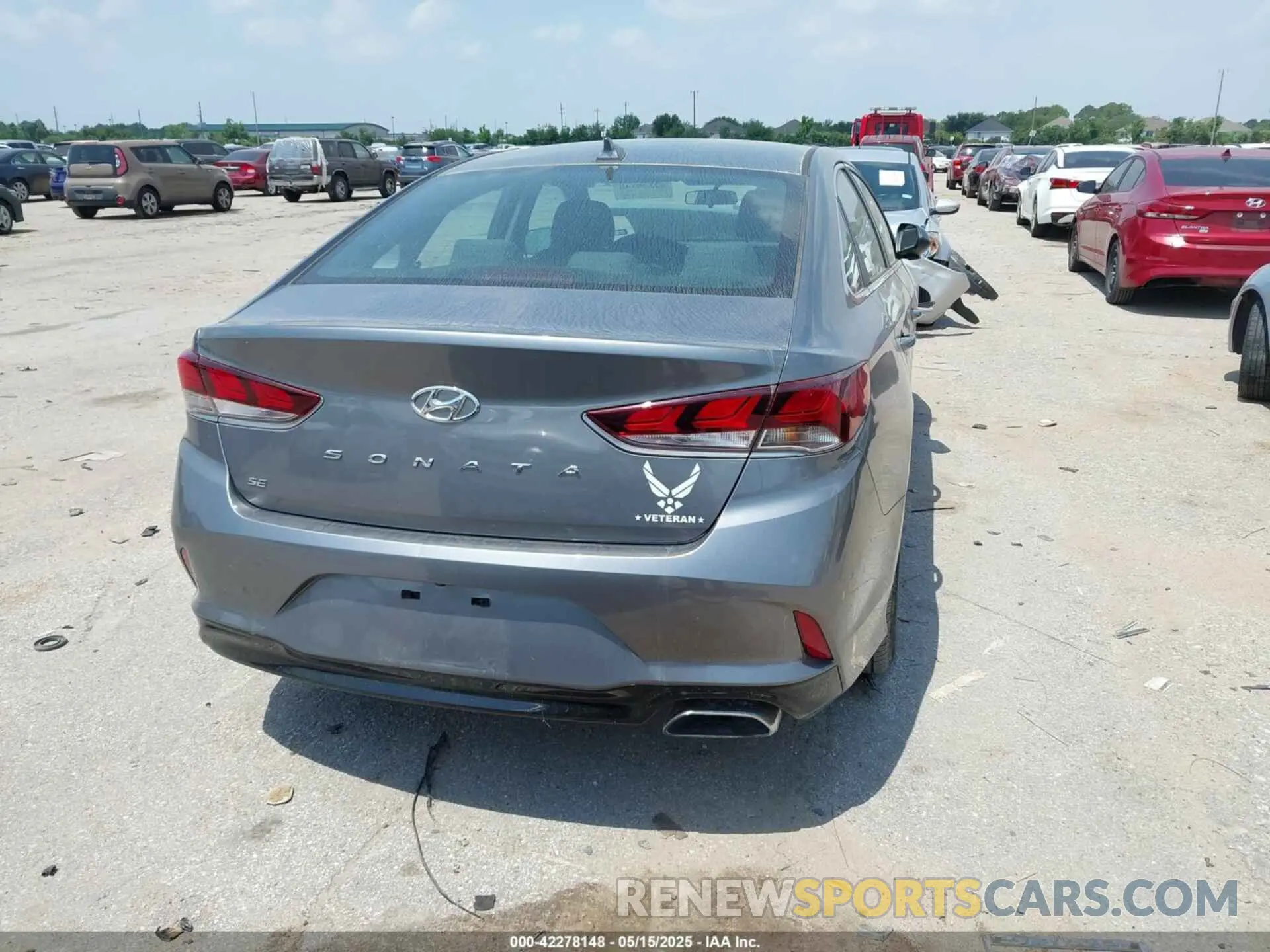 16 Photograph of a damaged car 5NPE24AF7KH780949 HYUNDAI SONATA 2019