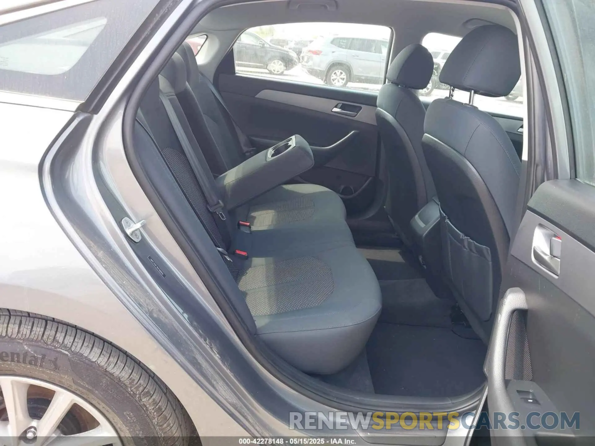 8 Photograph of a damaged car 5NPE24AF7KH780949 HYUNDAI SONATA 2019