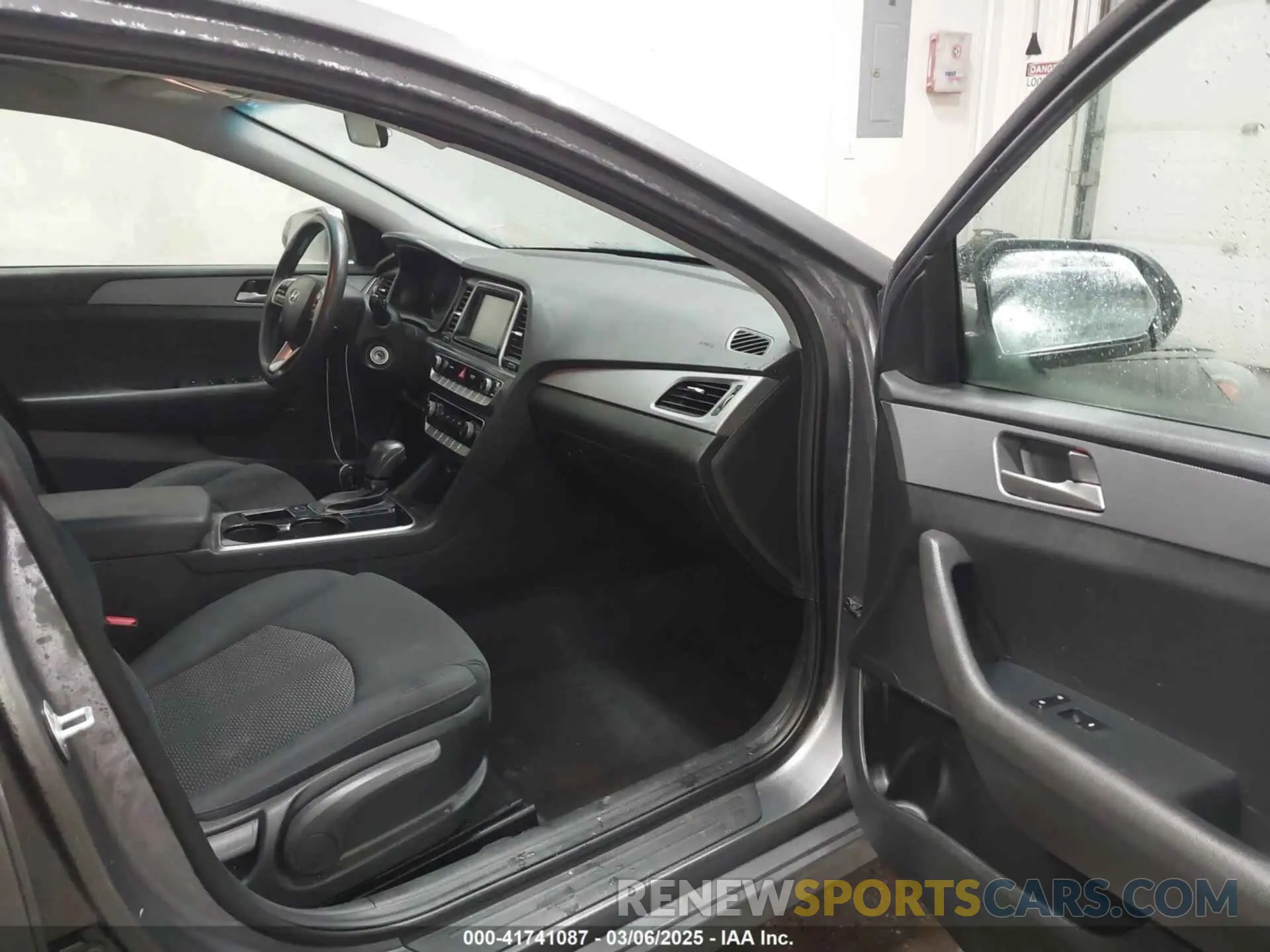 5 Photograph of a damaged car 5NPE24AF7KH787299 HYUNDAI SONATA 2019
