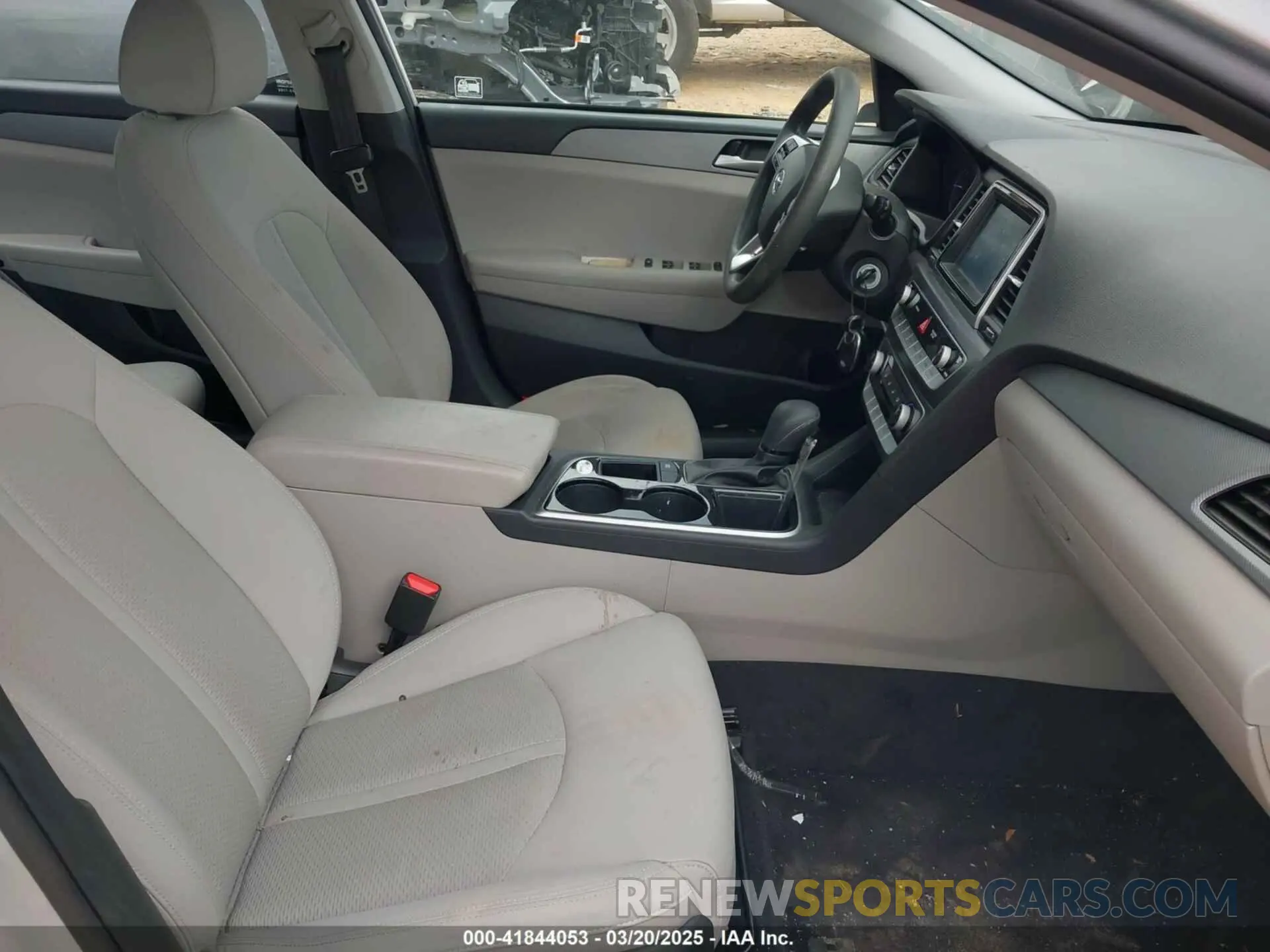 5 Photograph of a damaged car 5NPE24AF7KH800052 HYUNDAI SONATA 2019
