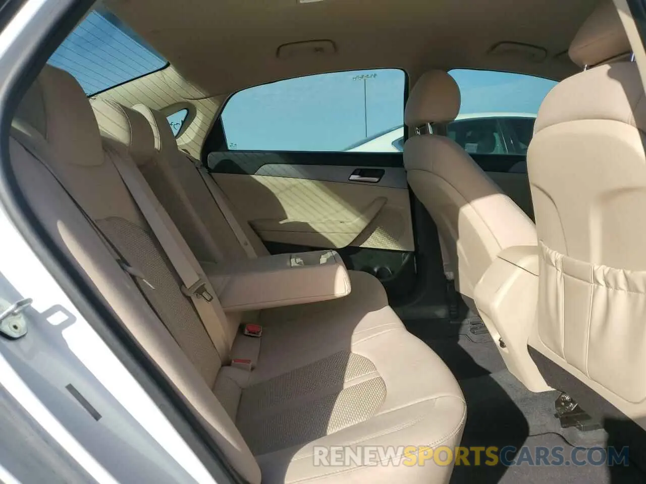 10 Photograph of a damaged car 5NPE24AF7KH812962 HYUNDAI SONATA 2019