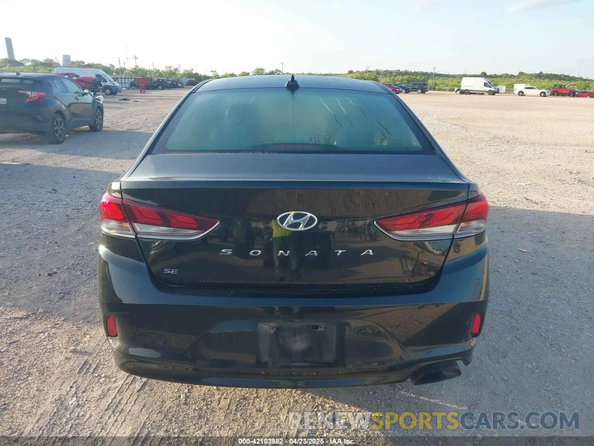 16 Photograph of a damaged car 5NPE24AF8KH777929 HYUNDAI SONATA 2019