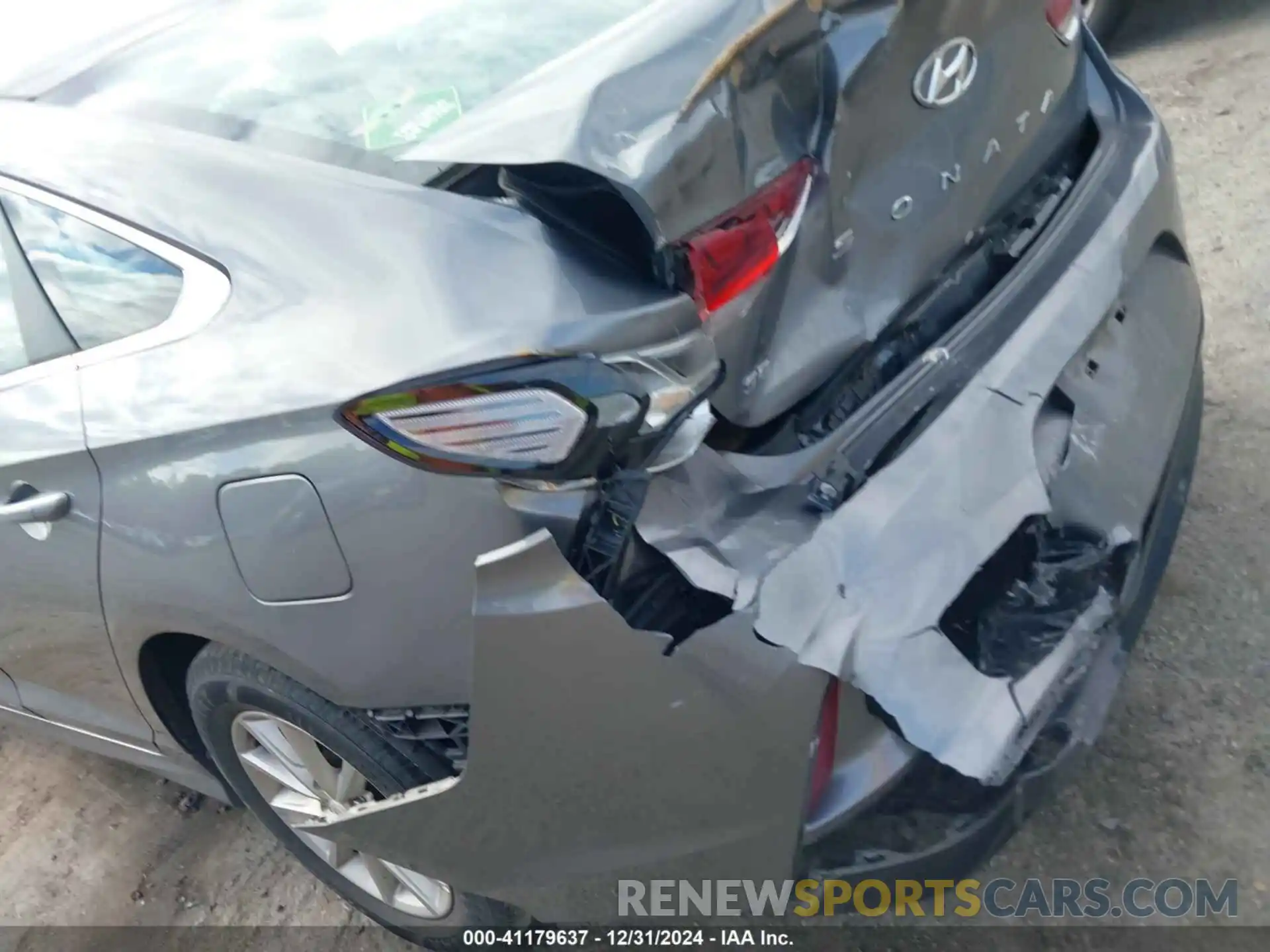 12 Photograph of a damaged car 5NPE24AF8KH800304 HYUNDAI SONATA 2019