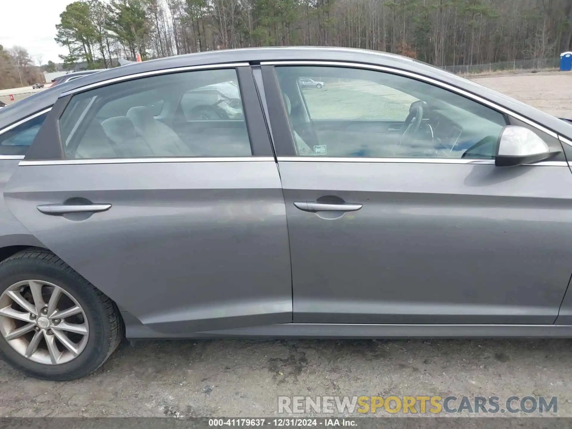 14 Photograph of a damaged car 5NPE24AF8KH800304 HYUNDAI SONATA 2019