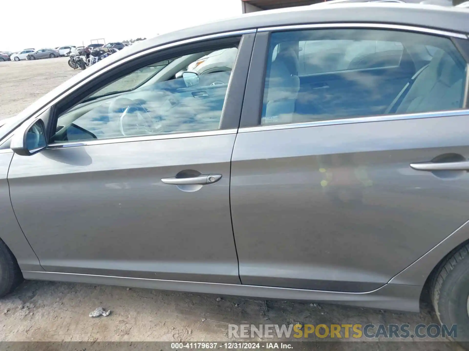 15 Photograph of a damaged car 5NPE24AF8KH800304 HYUNDAI SONATA 2019