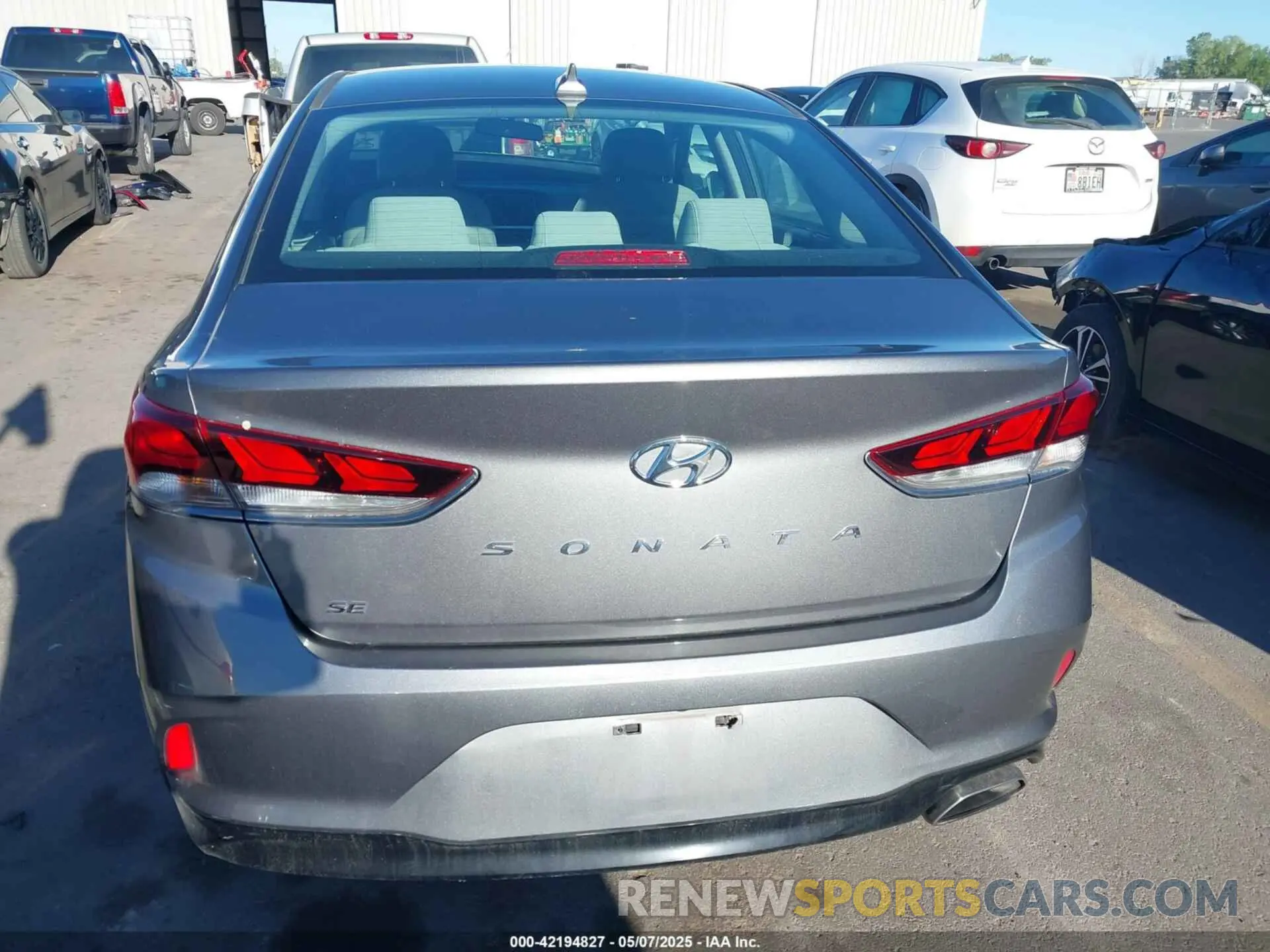 17 Photograph of a damaged car 5NPE24AF8KH810752 HYUNDAI SONATA 2019