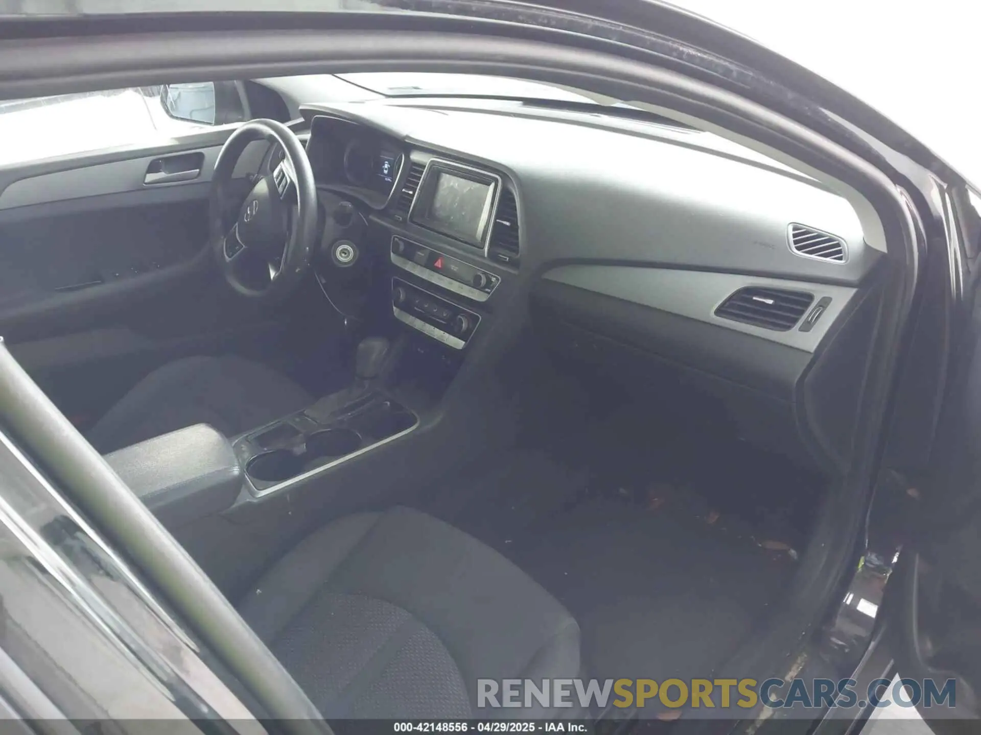 5 Photograph of a damaged car 5NPE24AF9KH752456 HYUNDAI SONATA 2019