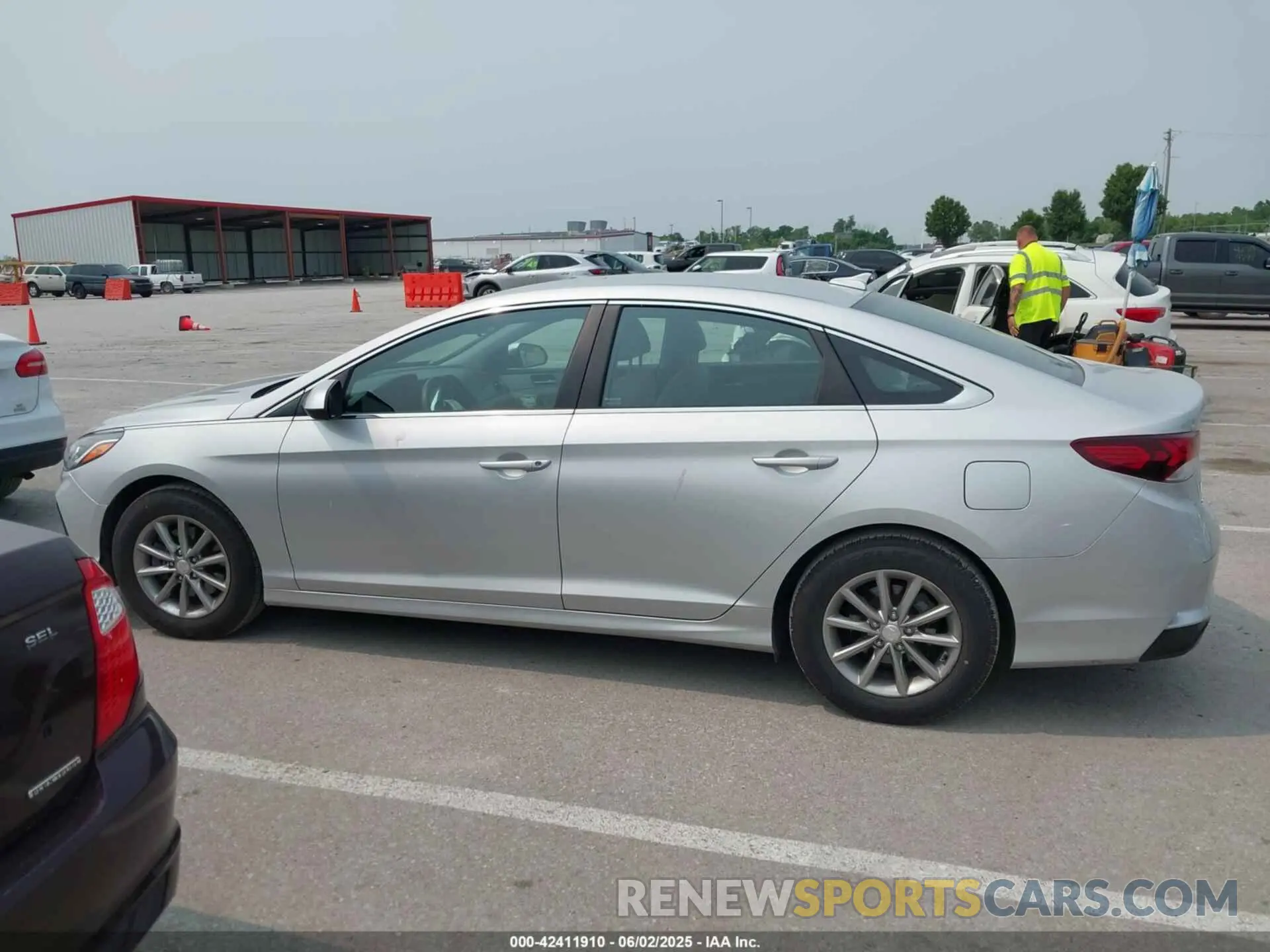 14 Photograph of a damaged car 5NPE24AF9KH783903 HYUNDAI SONATA 2019